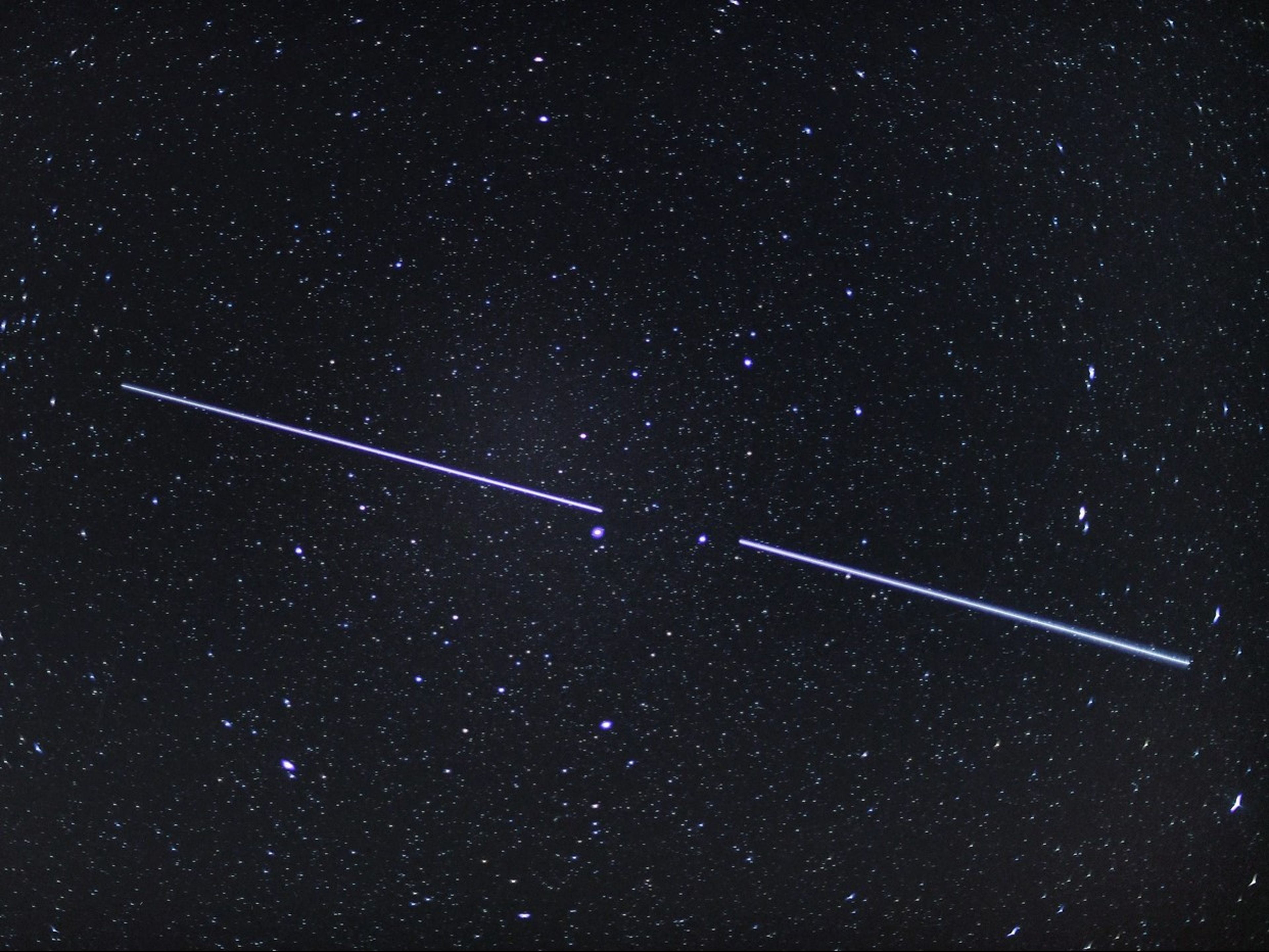 Satélites Starlink vistos en el cielo el 18 de abril de 2020.