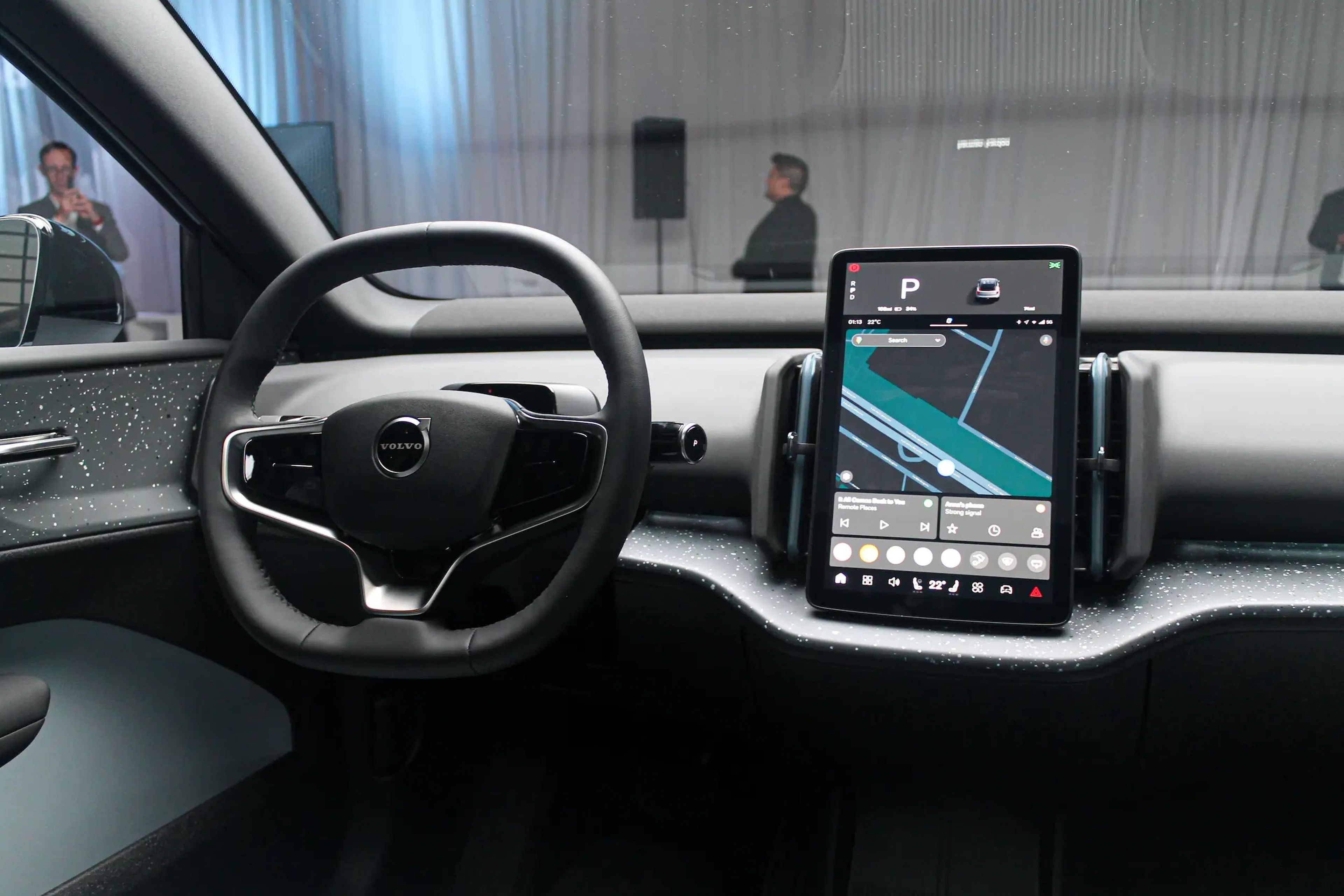 El volante del Volvo EX30, que cuenta con una gran pantalla táctil en el centro del salpicadero que muestra un mapa.