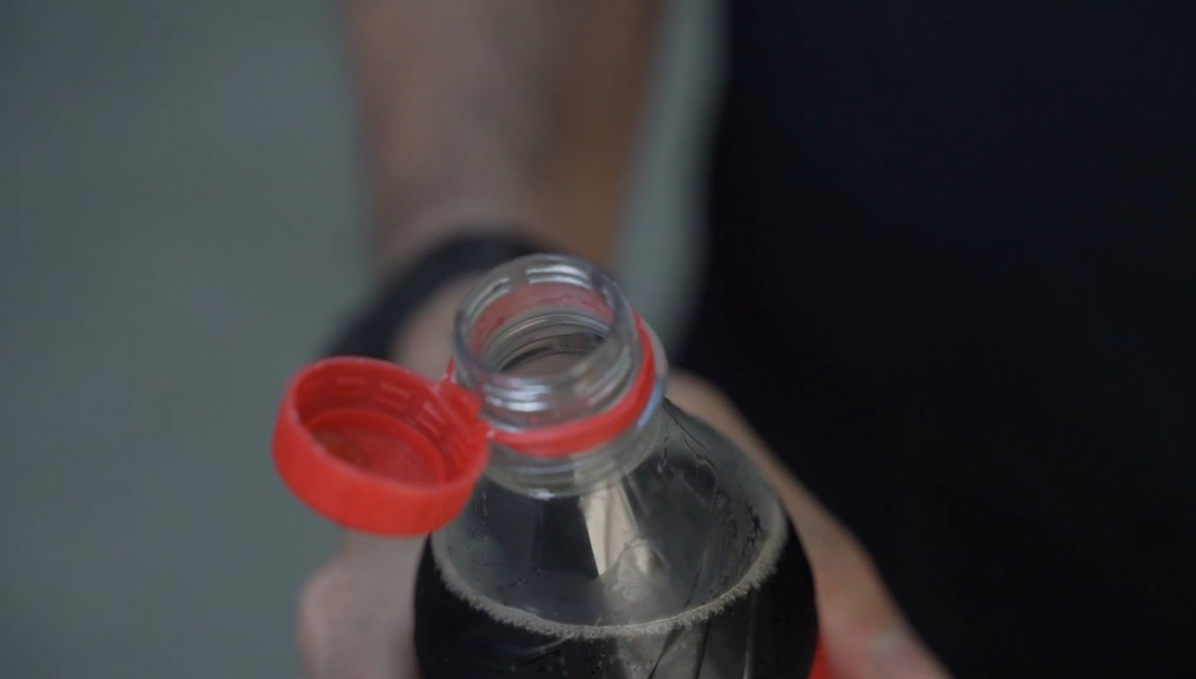 Tapón de Coca Cola unido a la botella