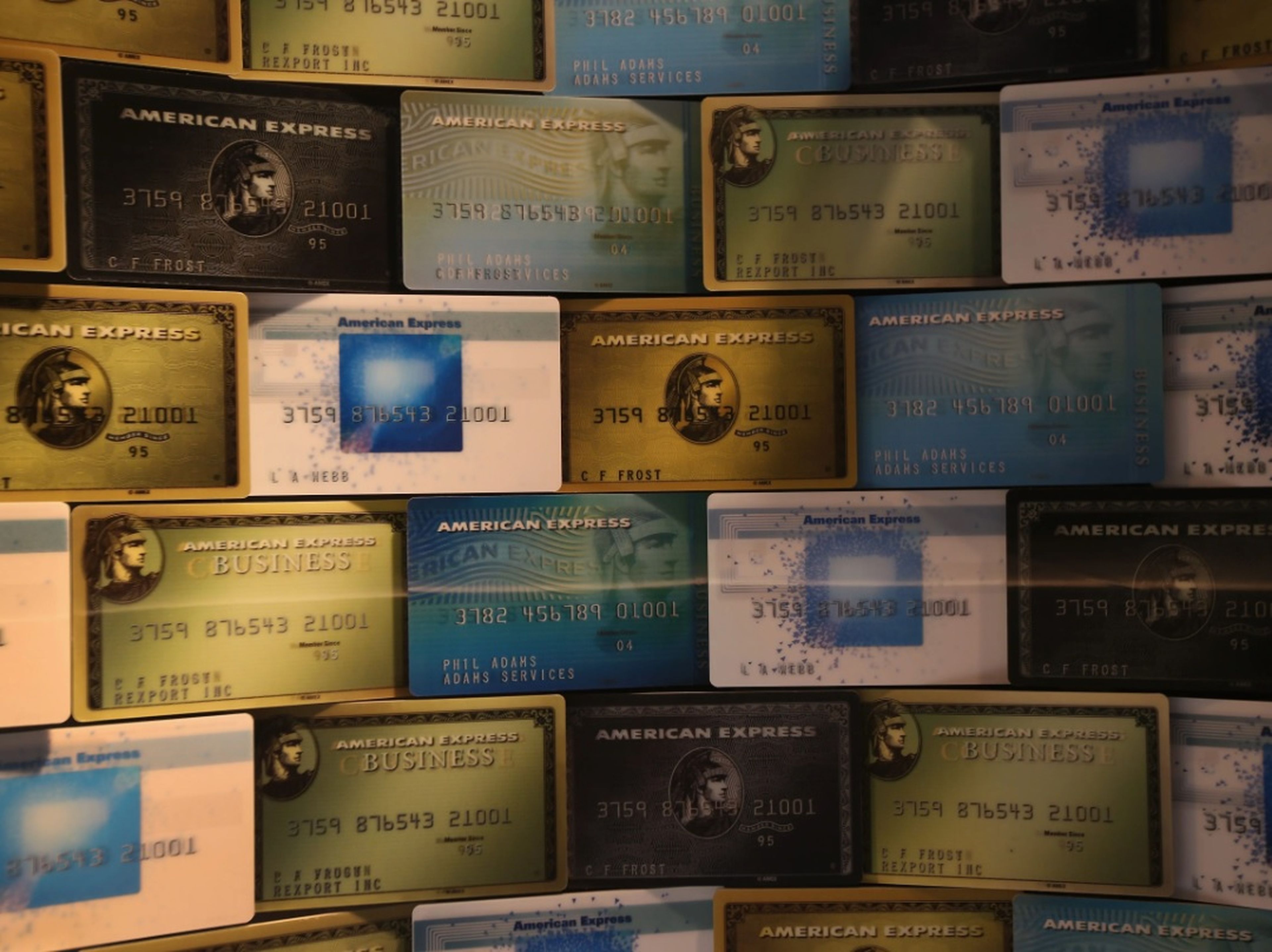 Las tarjetas de crédito llenaban un expositor en la sede de American Express en Manhattan.
