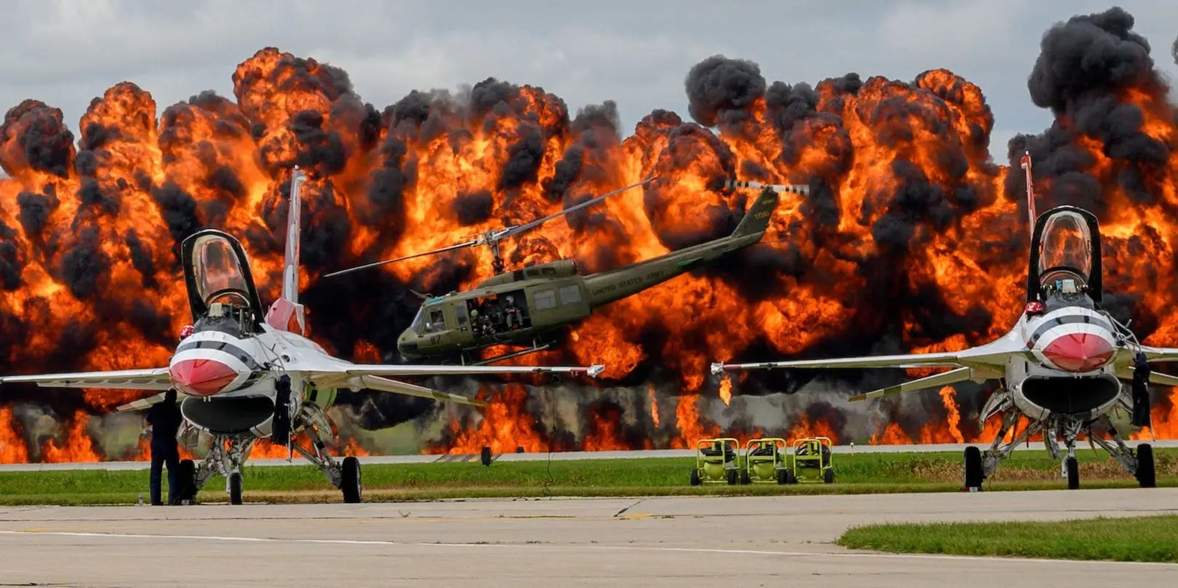 Thunderbirds de las Fuerzas Aéreas de EEUU en la pista durante una recreación de la Guerra de Vietnam en el Sioux Falls Airshow de Dakota del Sur.