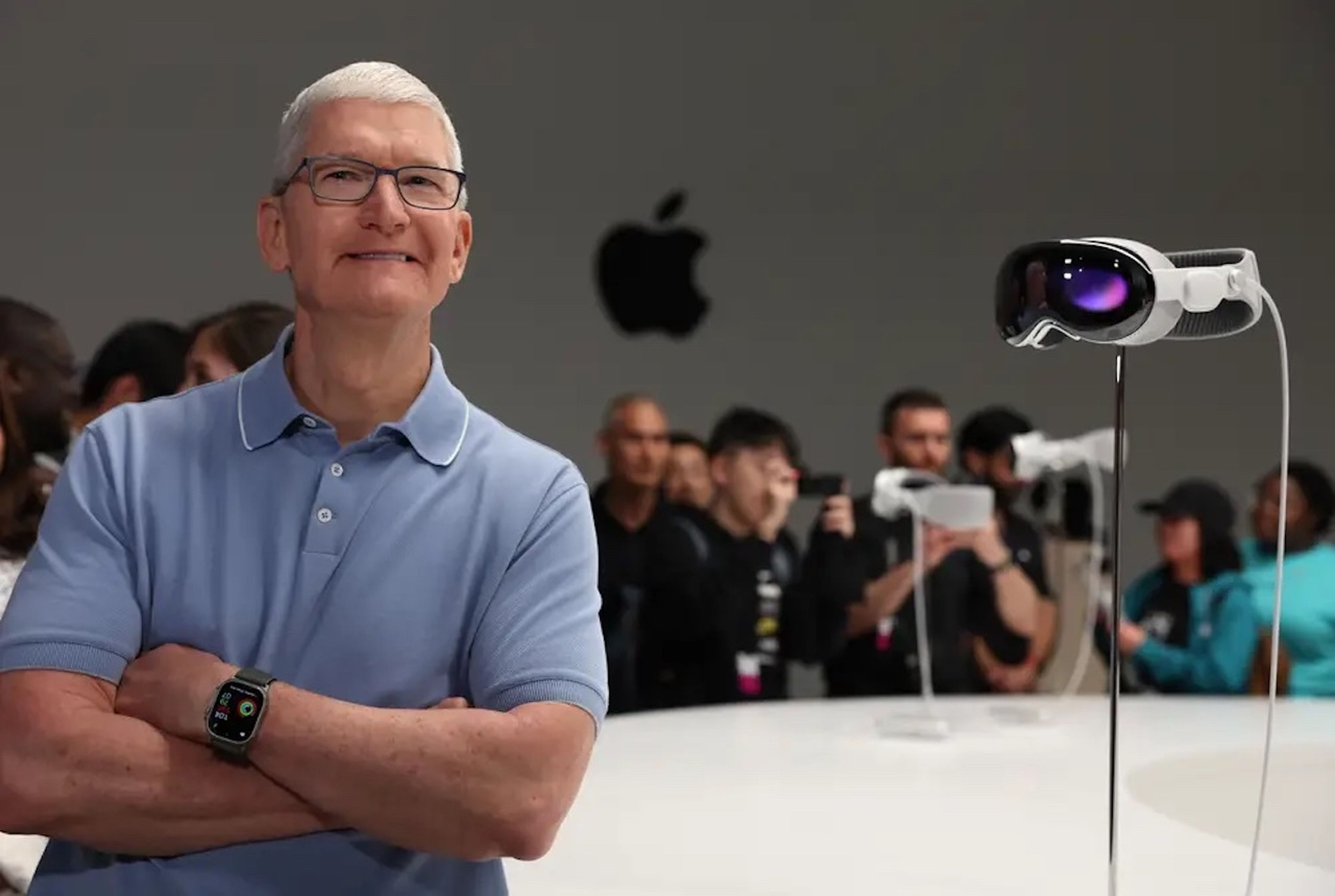 Tim Cook, CEO de Apple, posa frente a las Apple Vision Pro