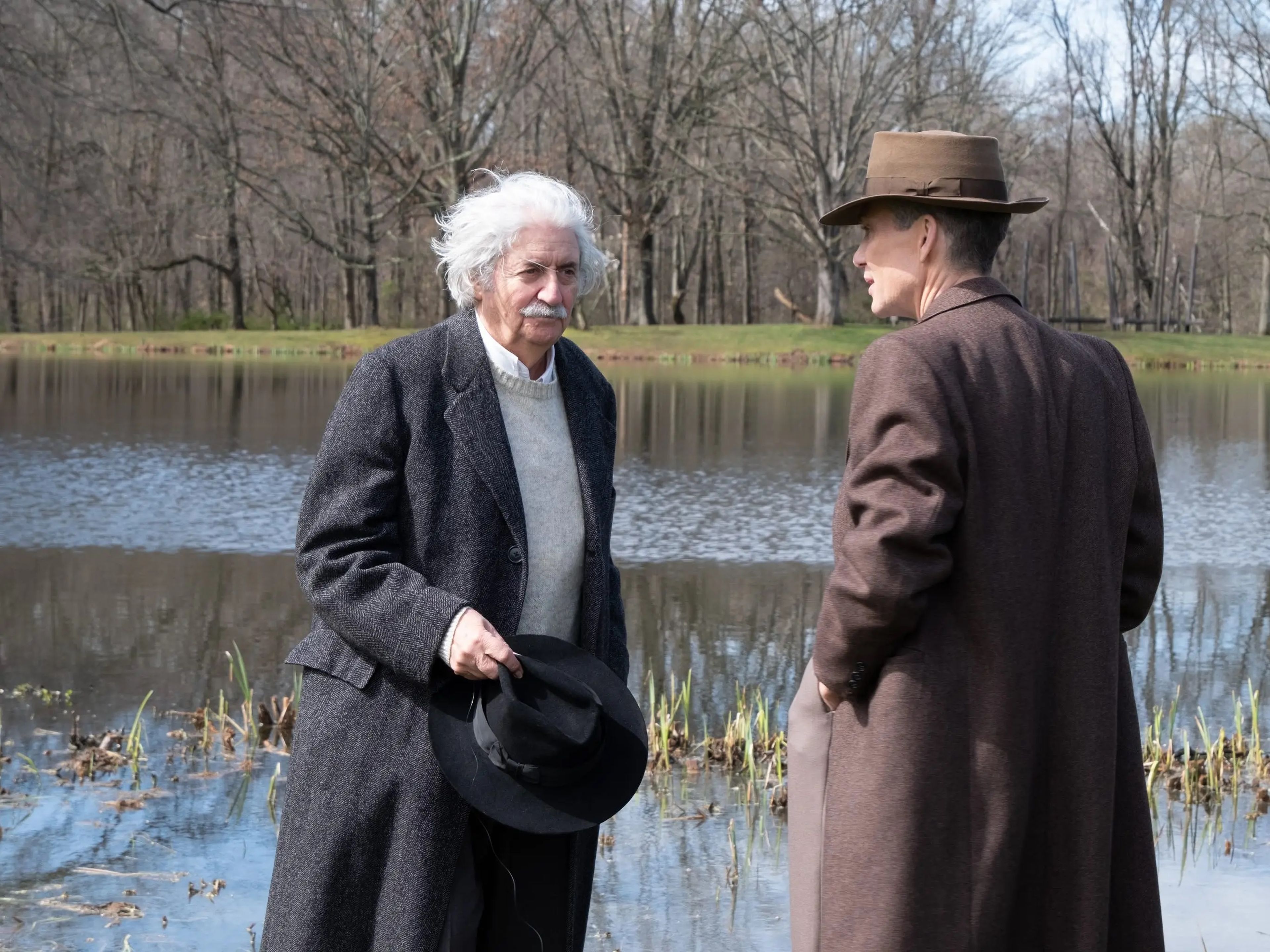 Tom Conti como Albert Einstein y Cillian Murphy como J. Robert Oppenheimer.