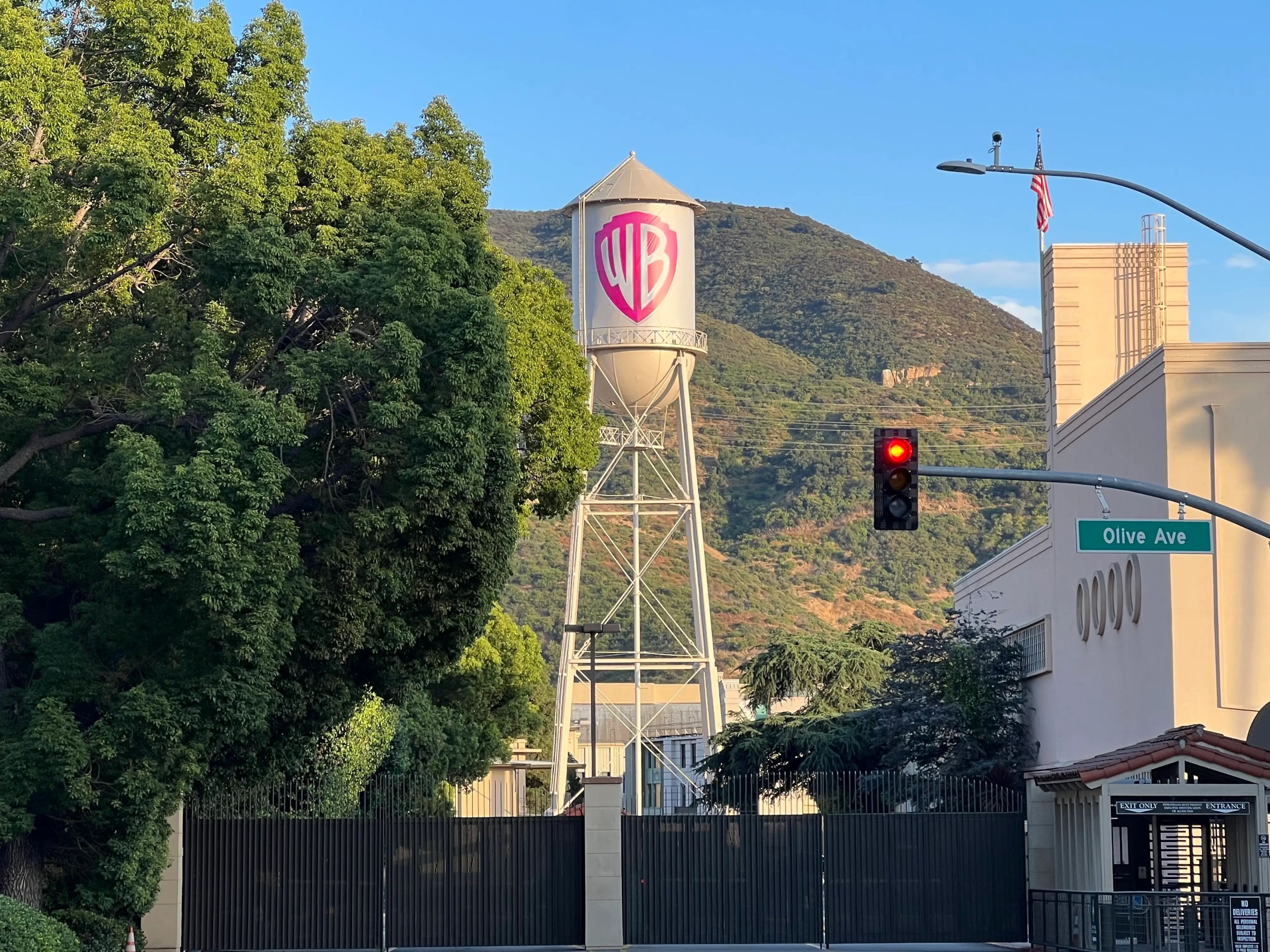 La torre de agua de Warner Bros. en Burbank, California, es actualmente rosa por Barbie.