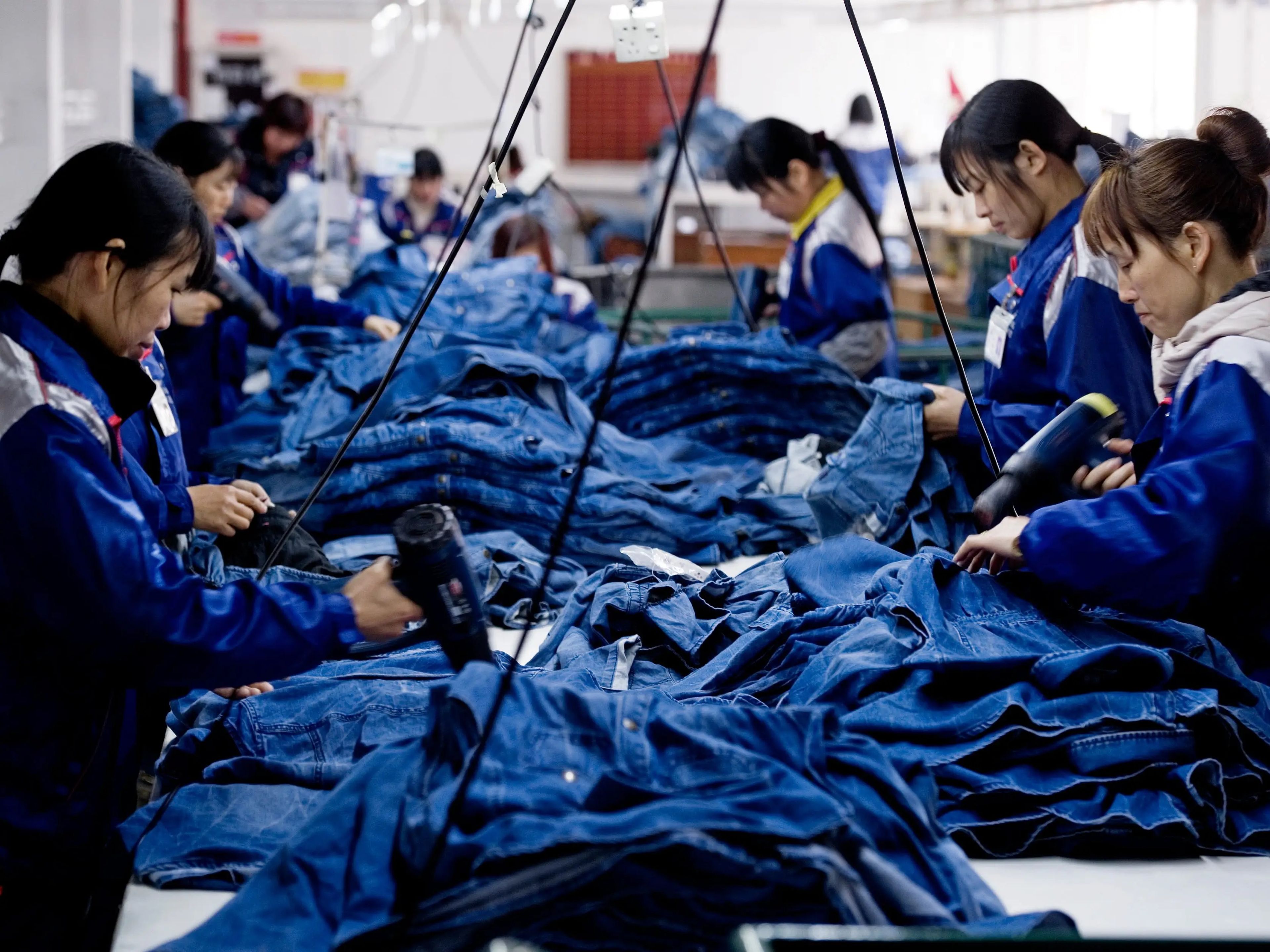 Trabajadores fabrican vaqueros azules en una fábrica textil. Shein ha declarado a los medios de comunicación que no recurre a fabricantes de la región china de Xinjiang.