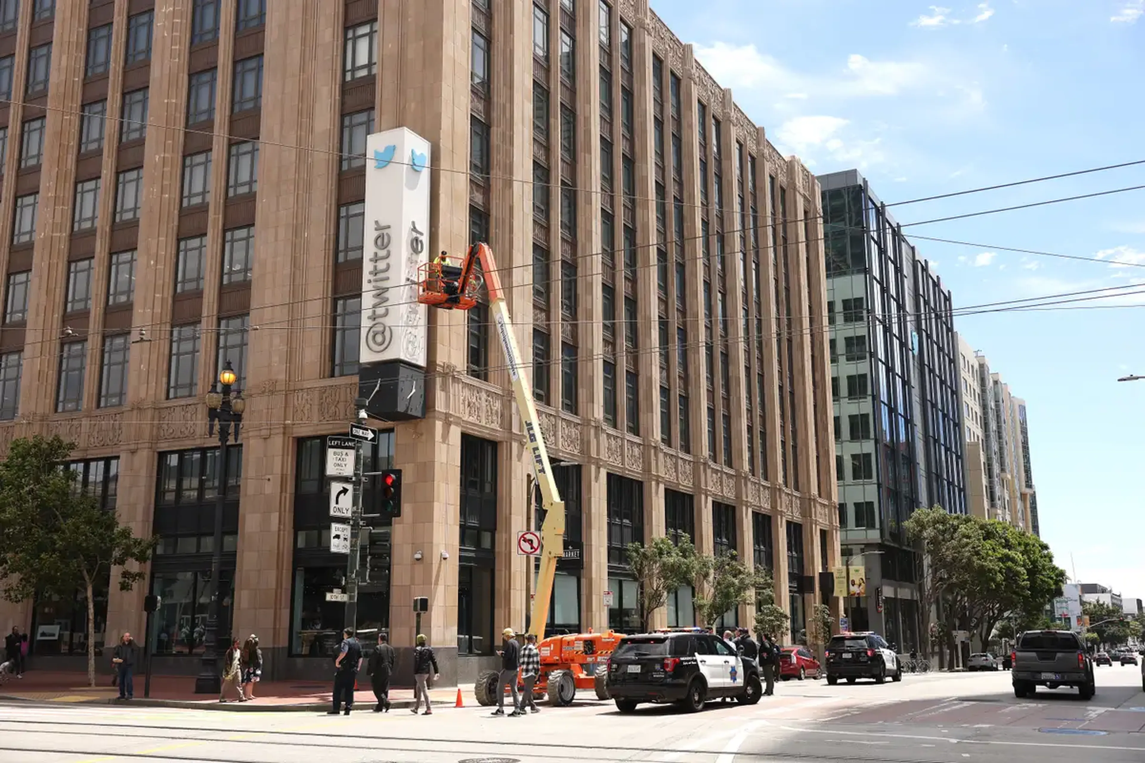 Se utilizó una grúa para retirar algunas de las letras del cartel de Twitter en el edificio de oficinas de la empresa en San Francisco.
