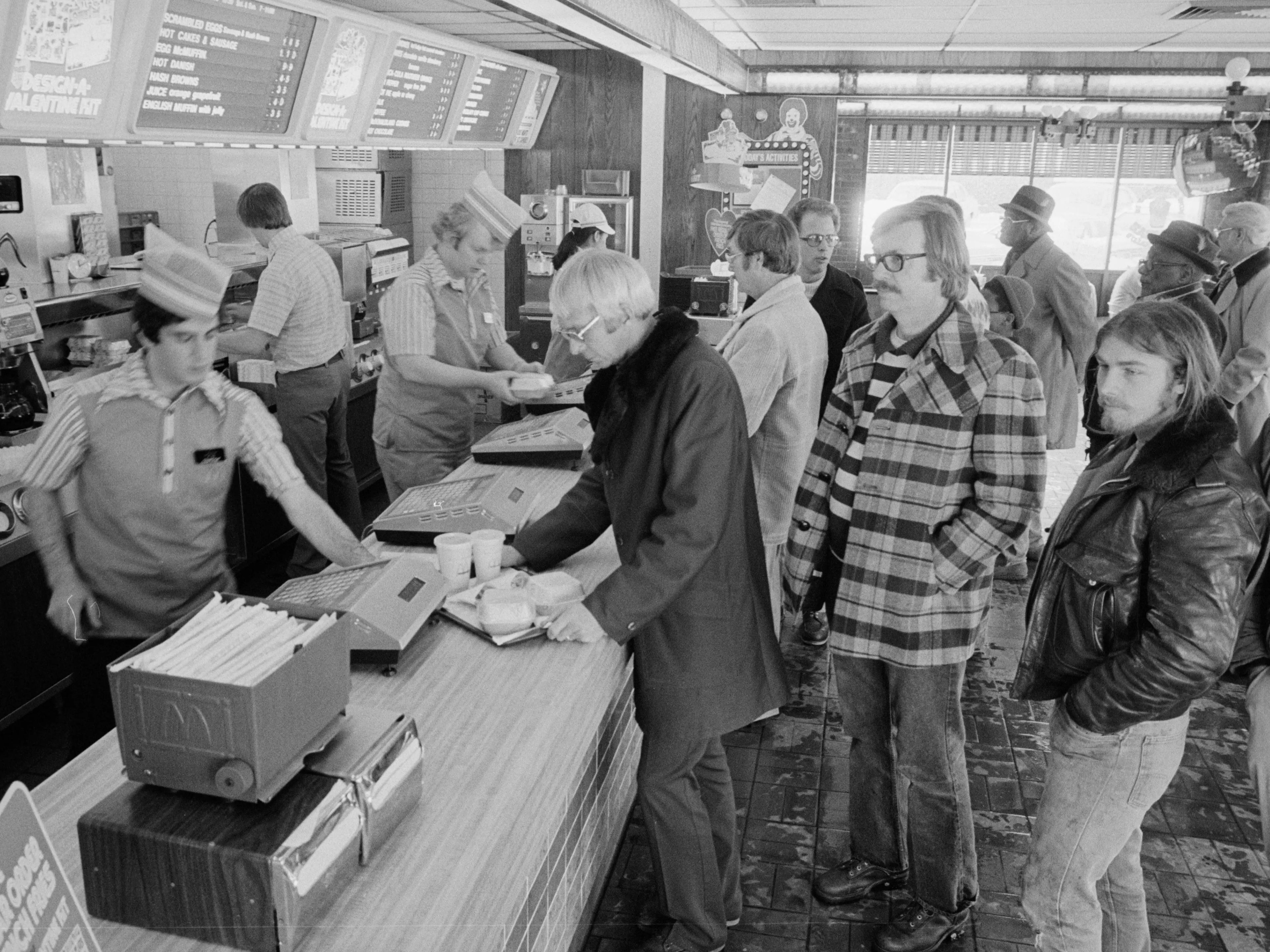 Trabajadores atendiendo a una hilera de clientes en 1979.