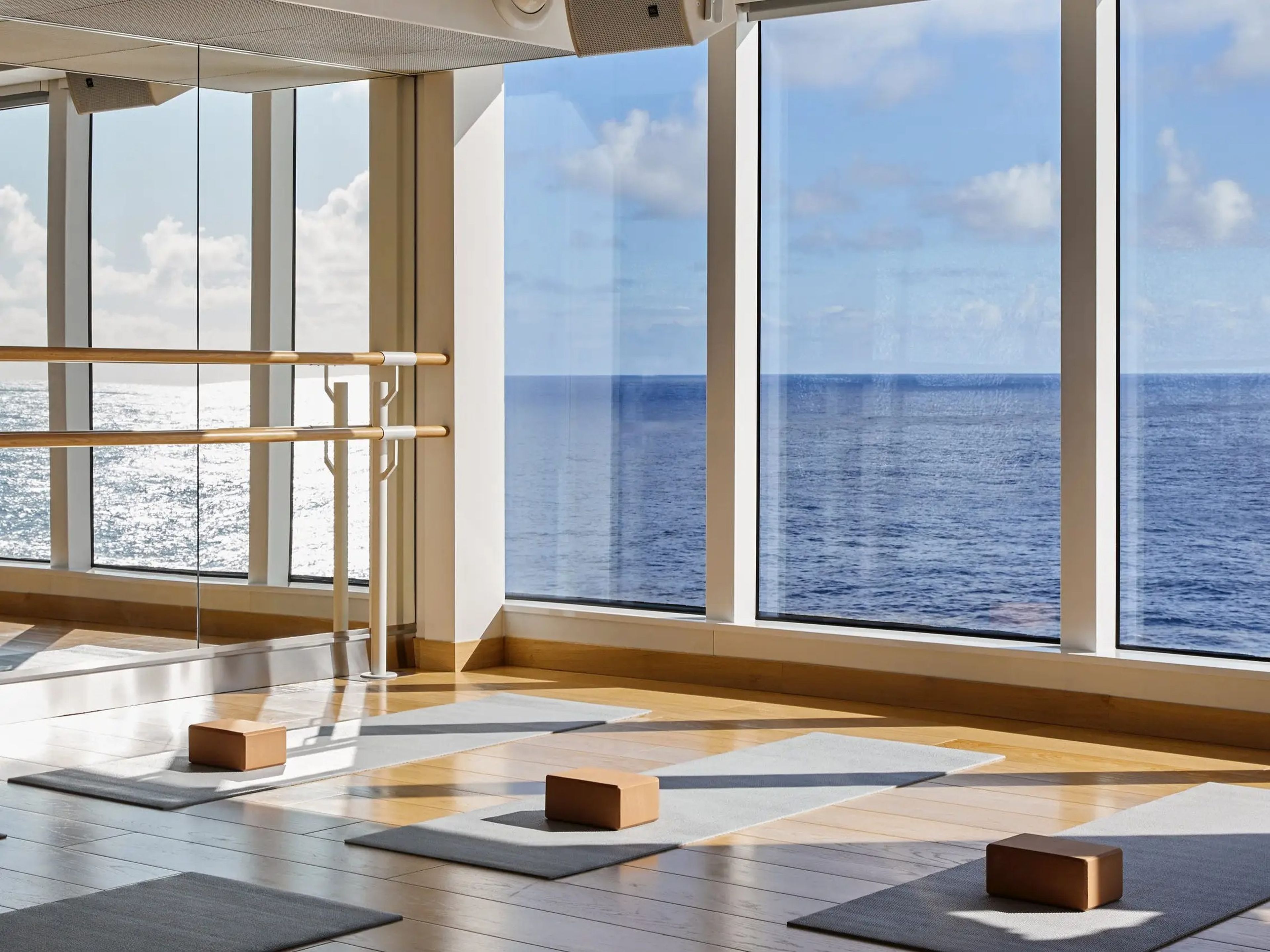 Virgin Voyages hace hincapié en el bienestar a bordo de sus buques con instalaciones como estudios de yoga, una pista al aire libre y spas.