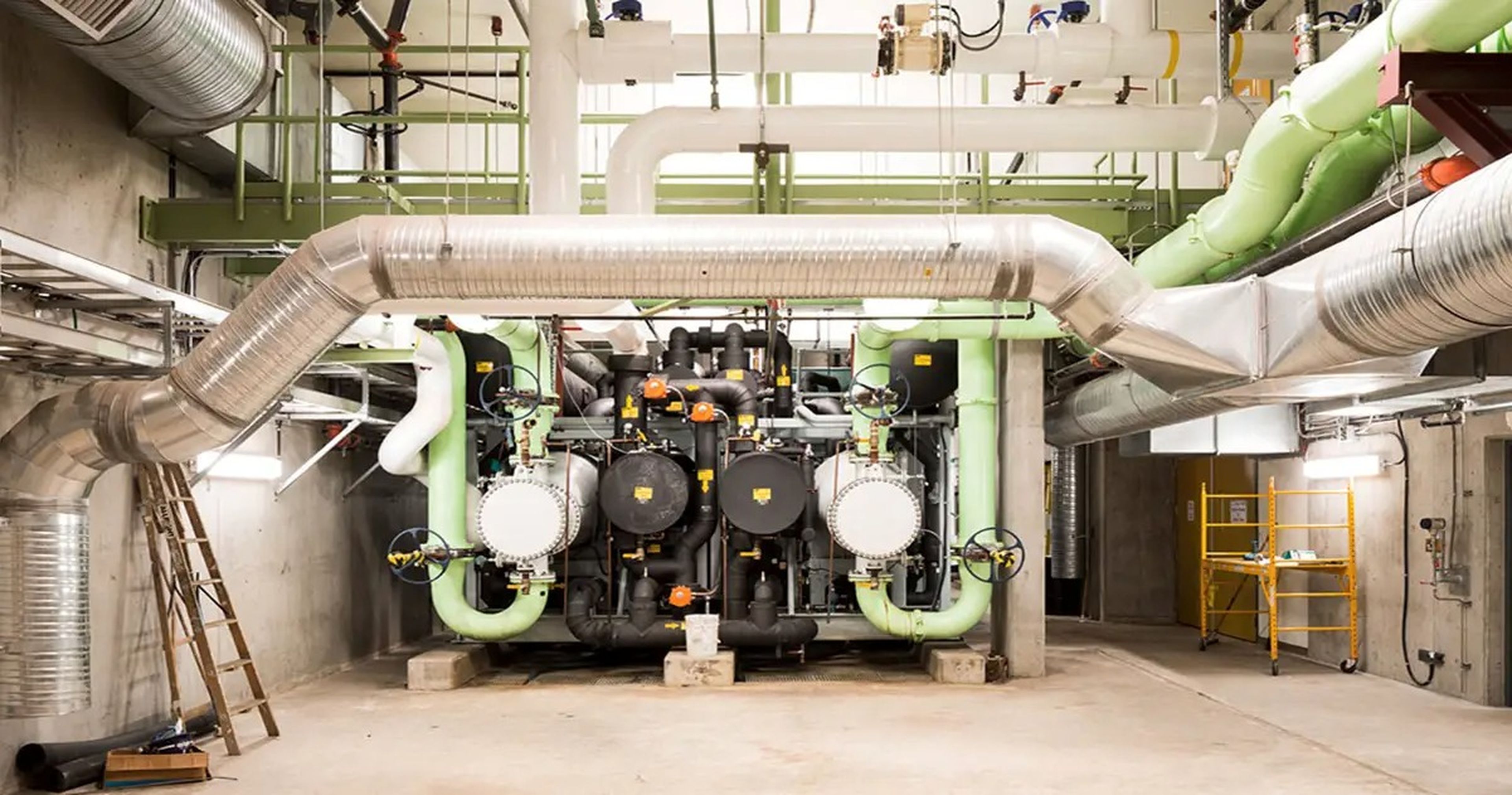 Las tuberías verdes del centro de energía de la empresa Neighbourhood Energy Utility desvían las aguas residuales a las bombas de calor.