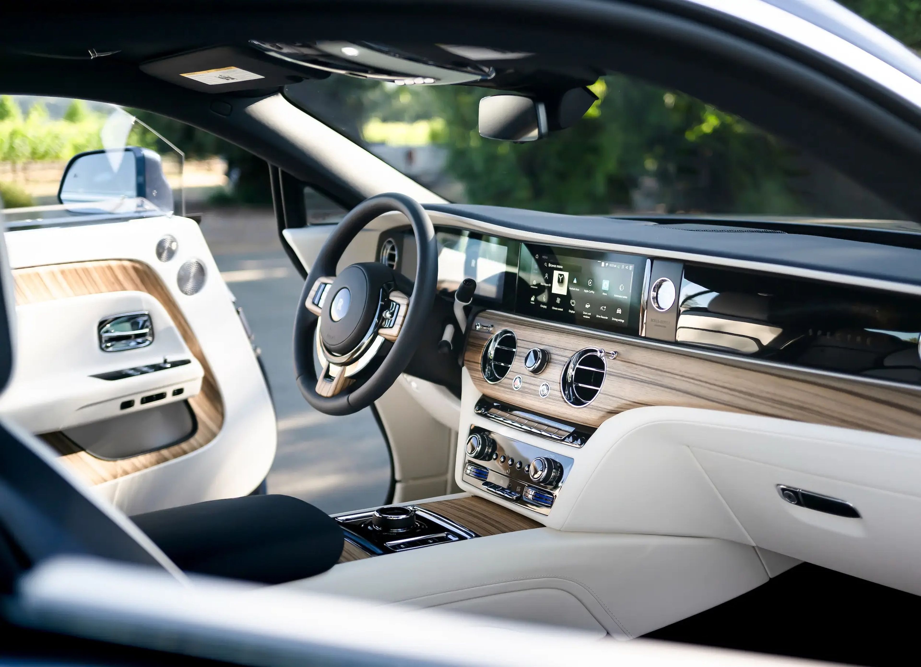 Los coches Rolls-Royce tienen puertas que se cierran automáticamente.