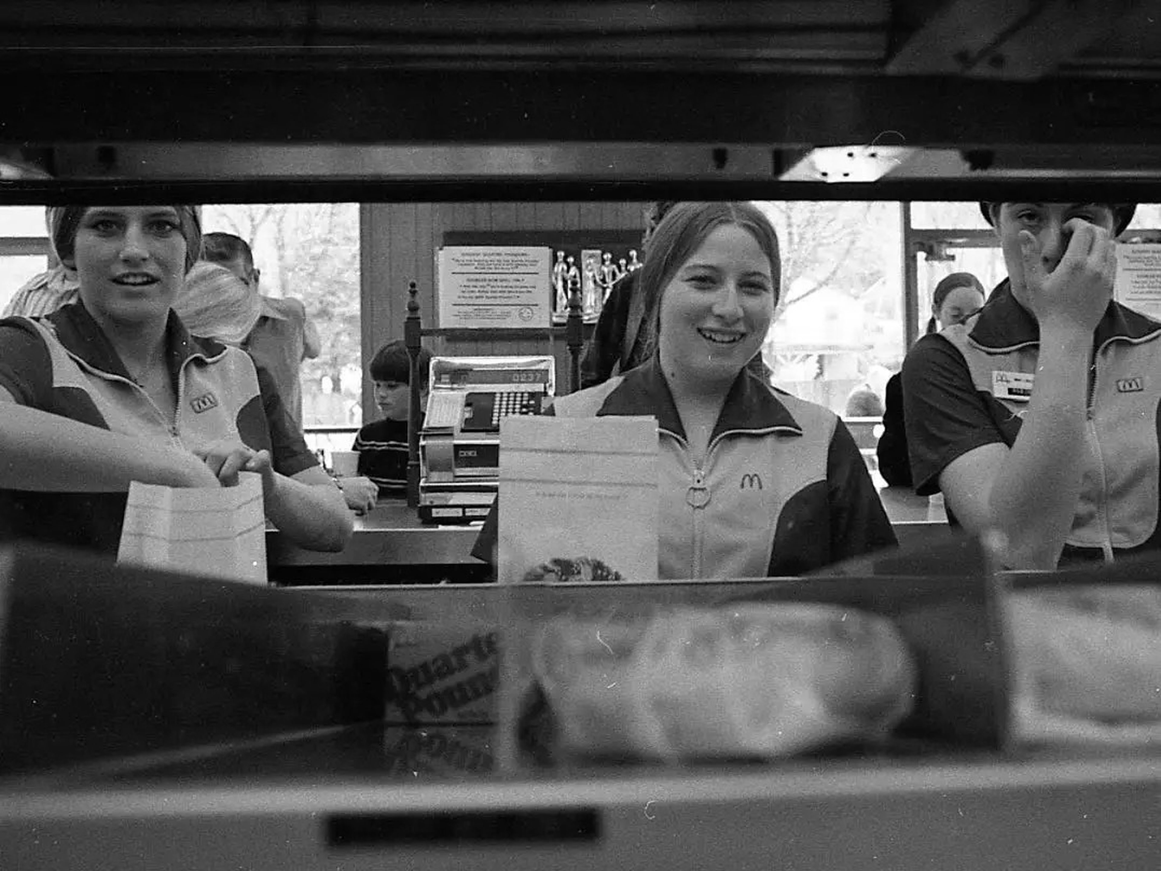 Trabajadores metiendo en bolsas hamburguesas para los clientes en 1973.