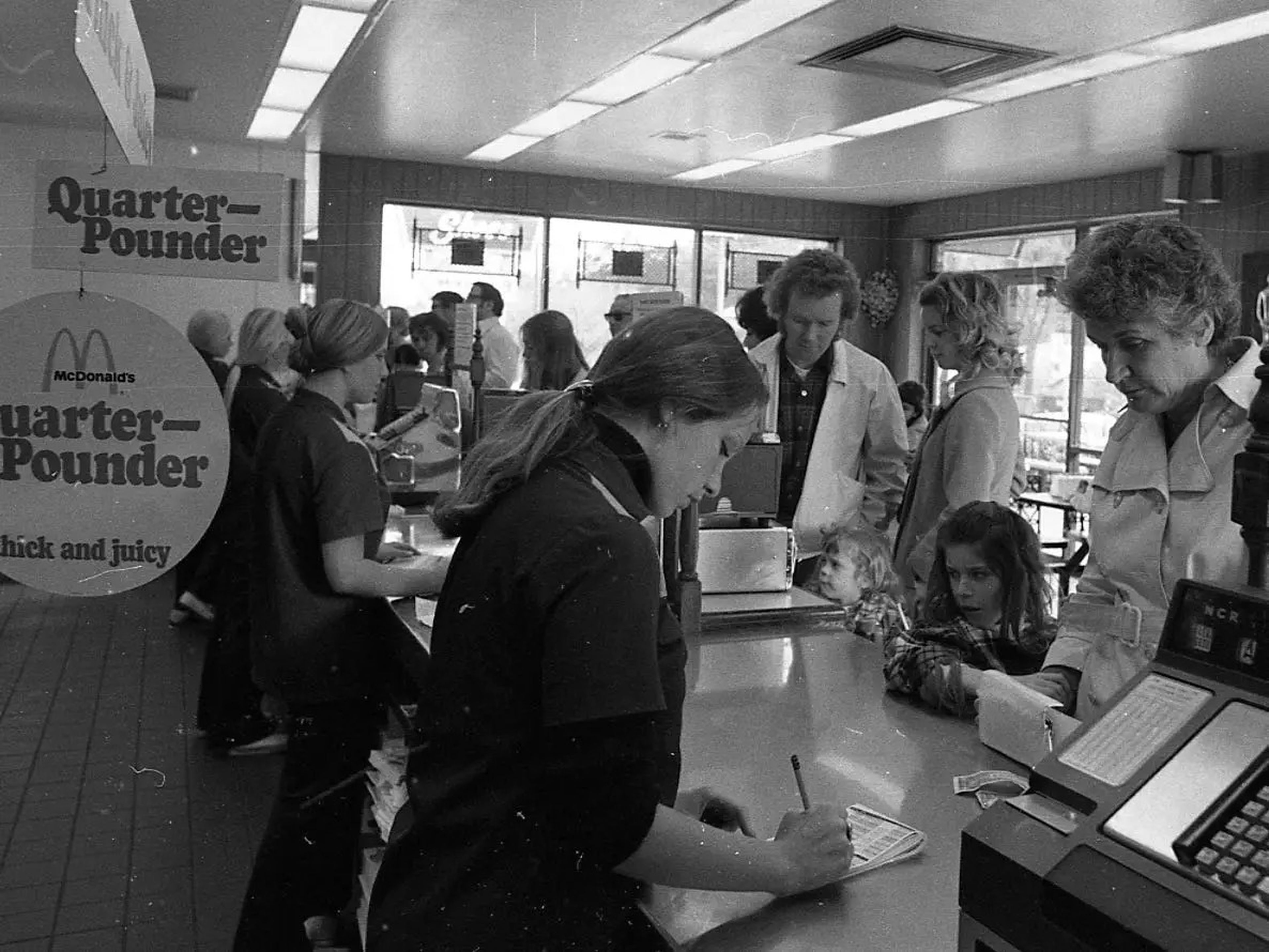 Trabajadoires de McDonald's atendiendo pedidos de los clientes en 1973.