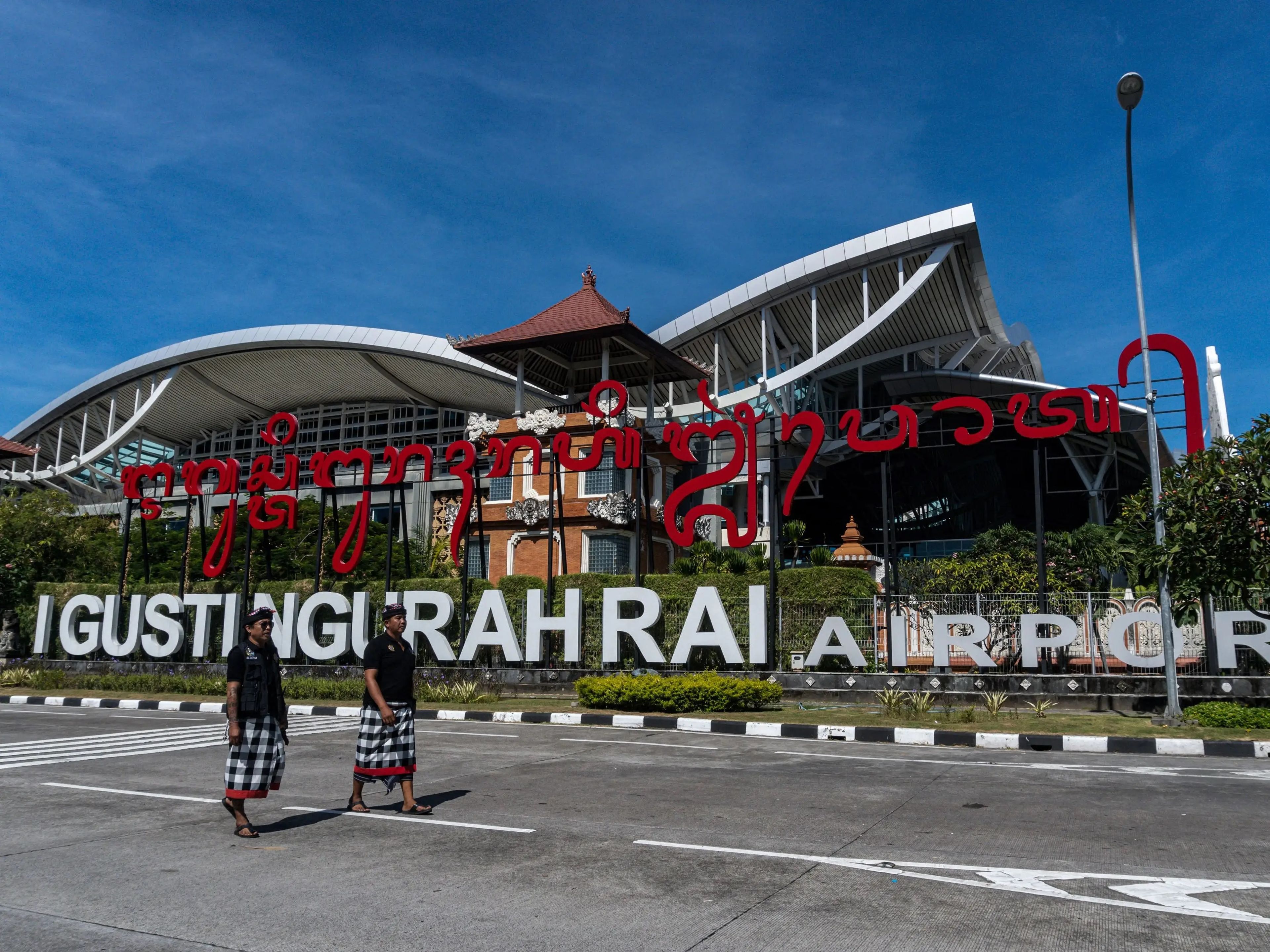 Exterior del aeropuerto internacional I Gusti Ngurah Rai de Bali (Indonesia).
