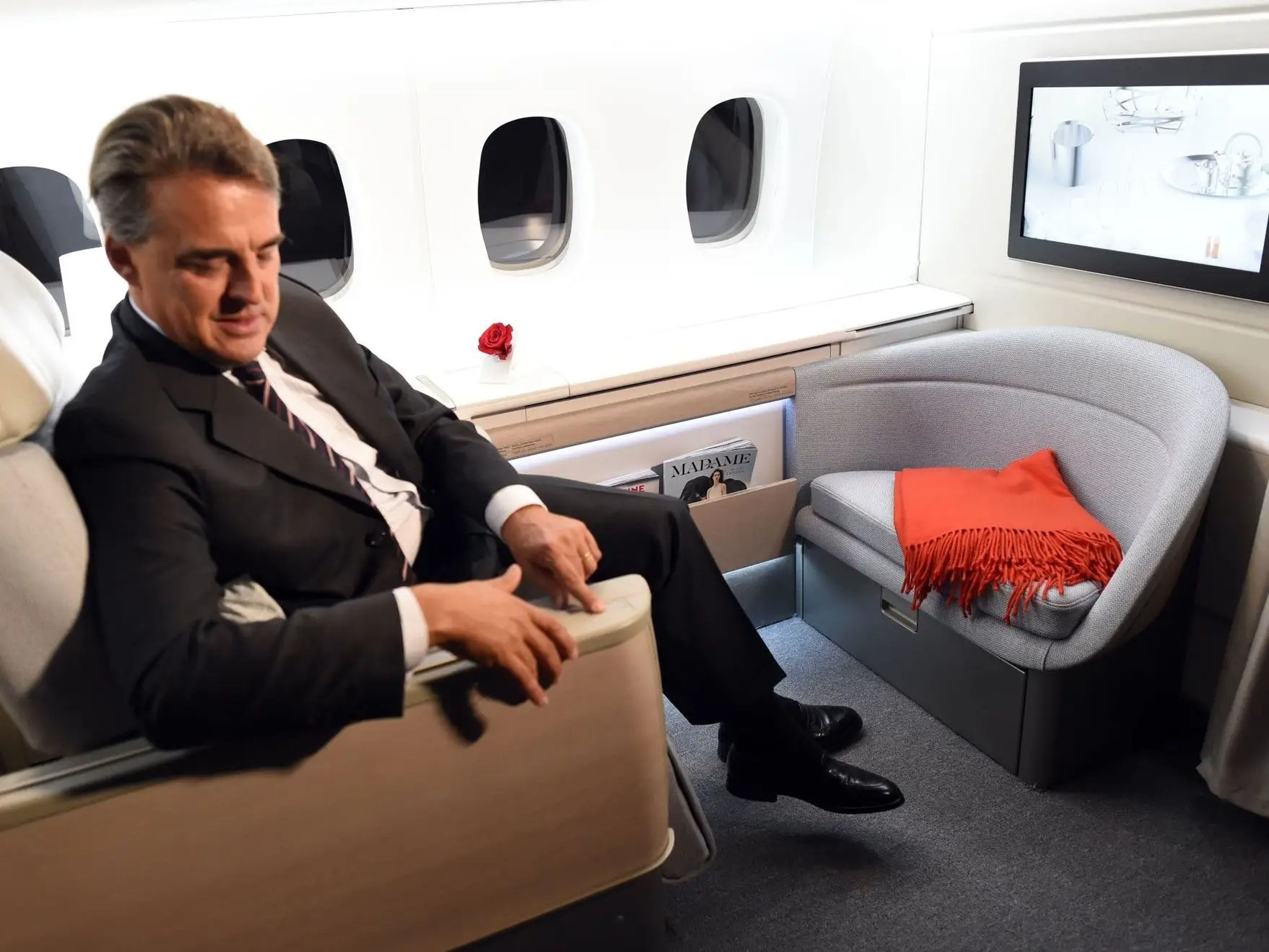 Air France CEO demonstrating the seat at the Paris Air Show in 2014.