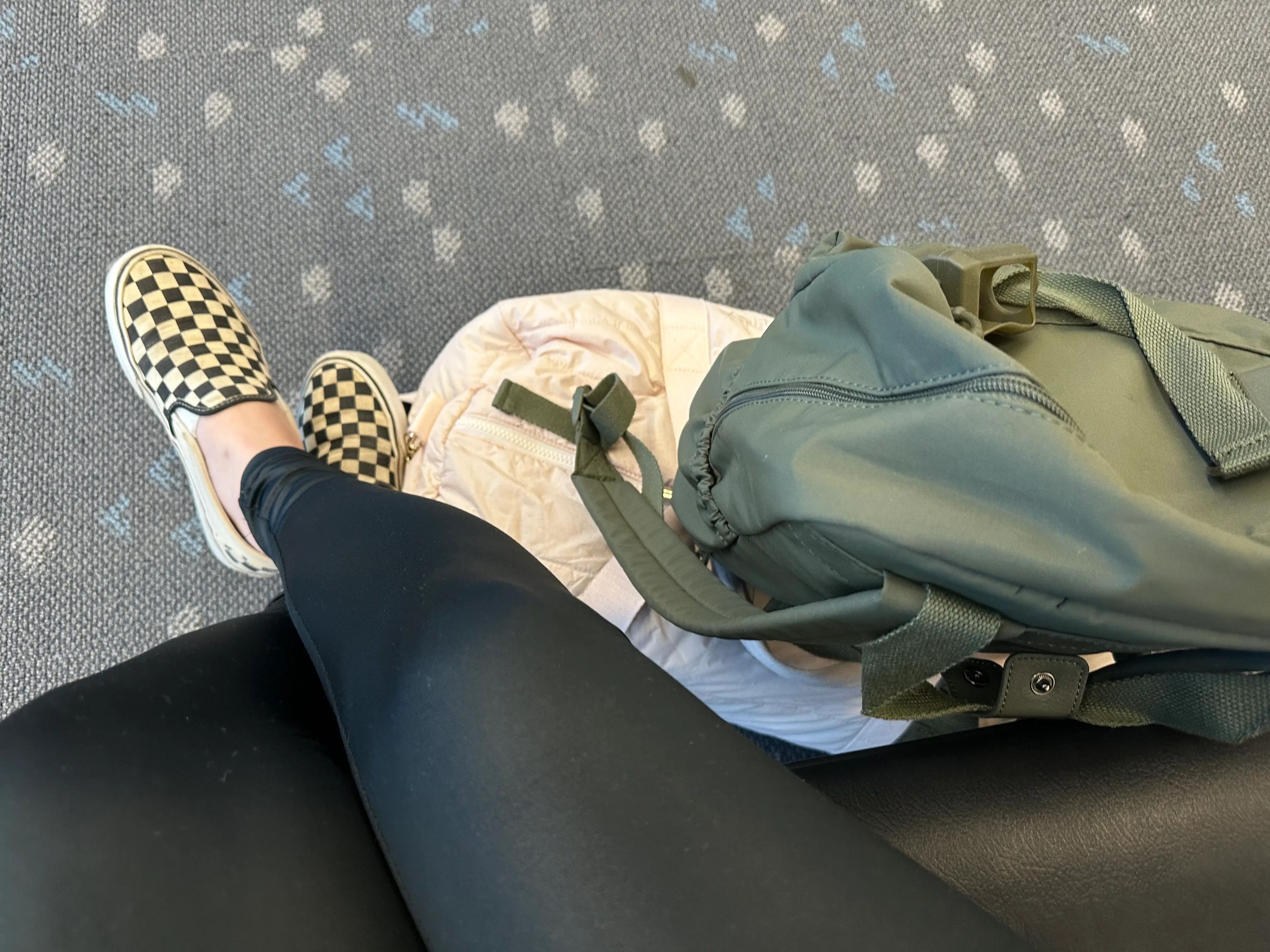 En mi último vuelo, llevaba mis leggings habituales y zapatillas de deporte.