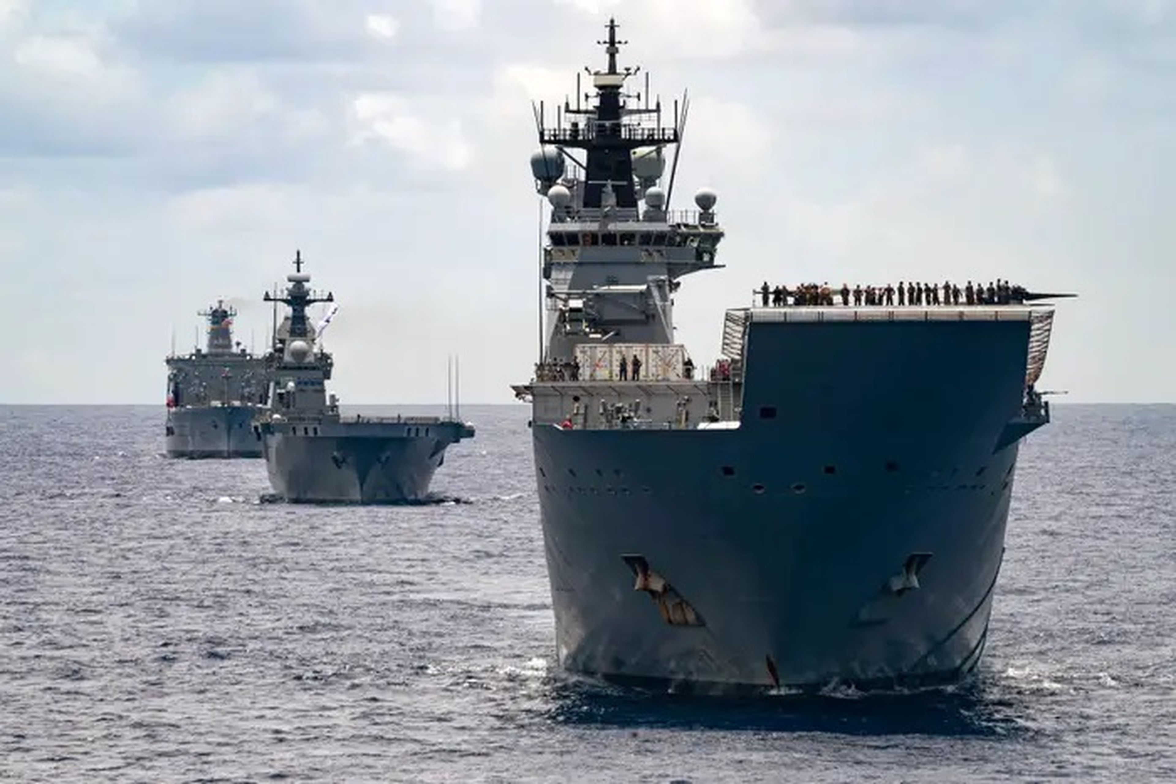 Buques de la Marina Real Australiana Canberra, Supply y Warramunga, navegando en formación en 2022.