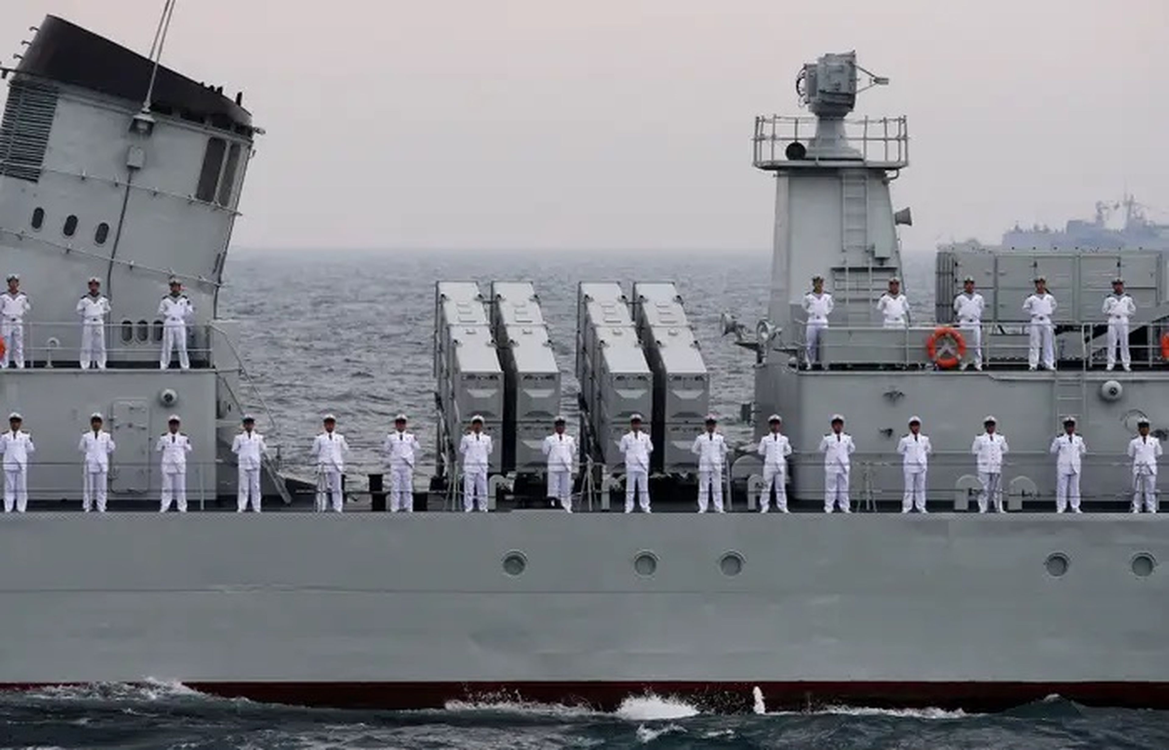Marineros chinos, en posición de firmes en abril de 2009.