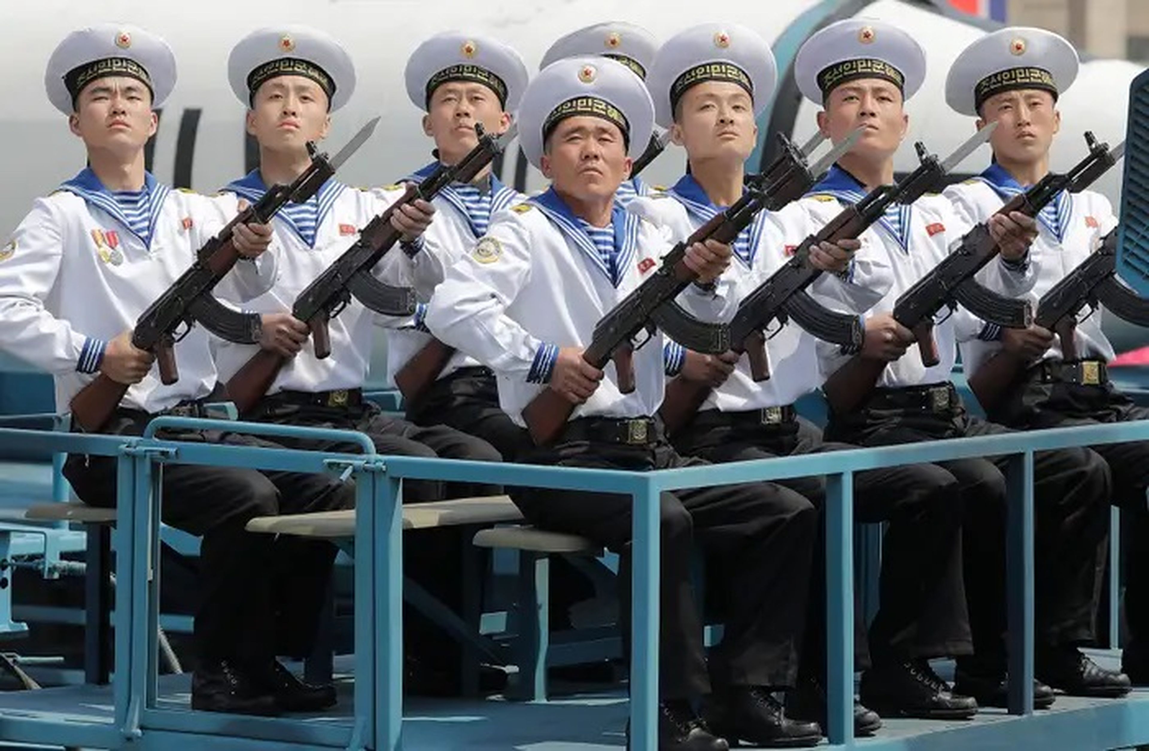 Marineros norcoreanos, en un desfile militar en Pyongyang en abril de 2017.
