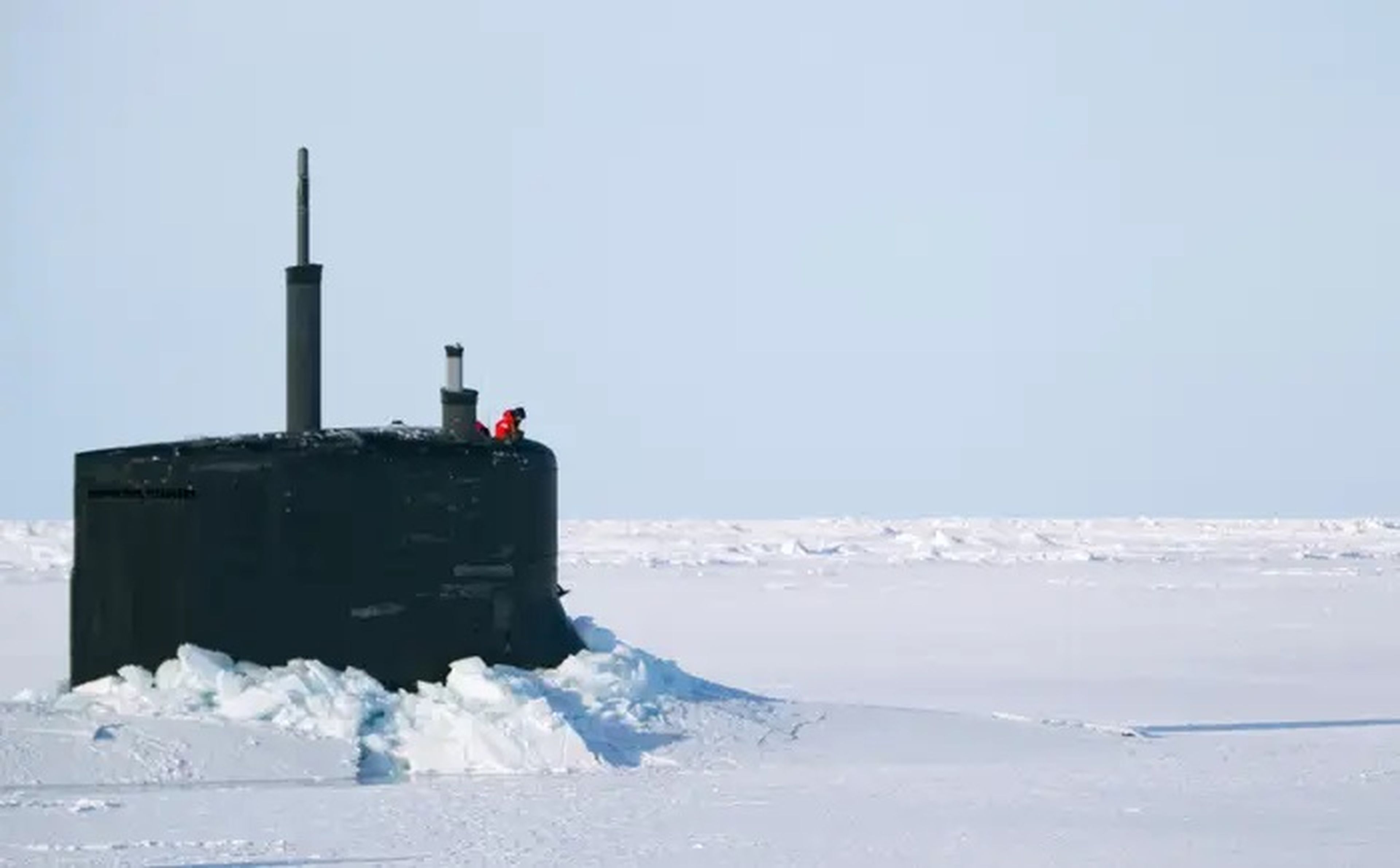 El USS Connecticut, tras salir a la superficie a través del hielo marino ártico durante un ejercicio en Alaska en marzo de 2011.