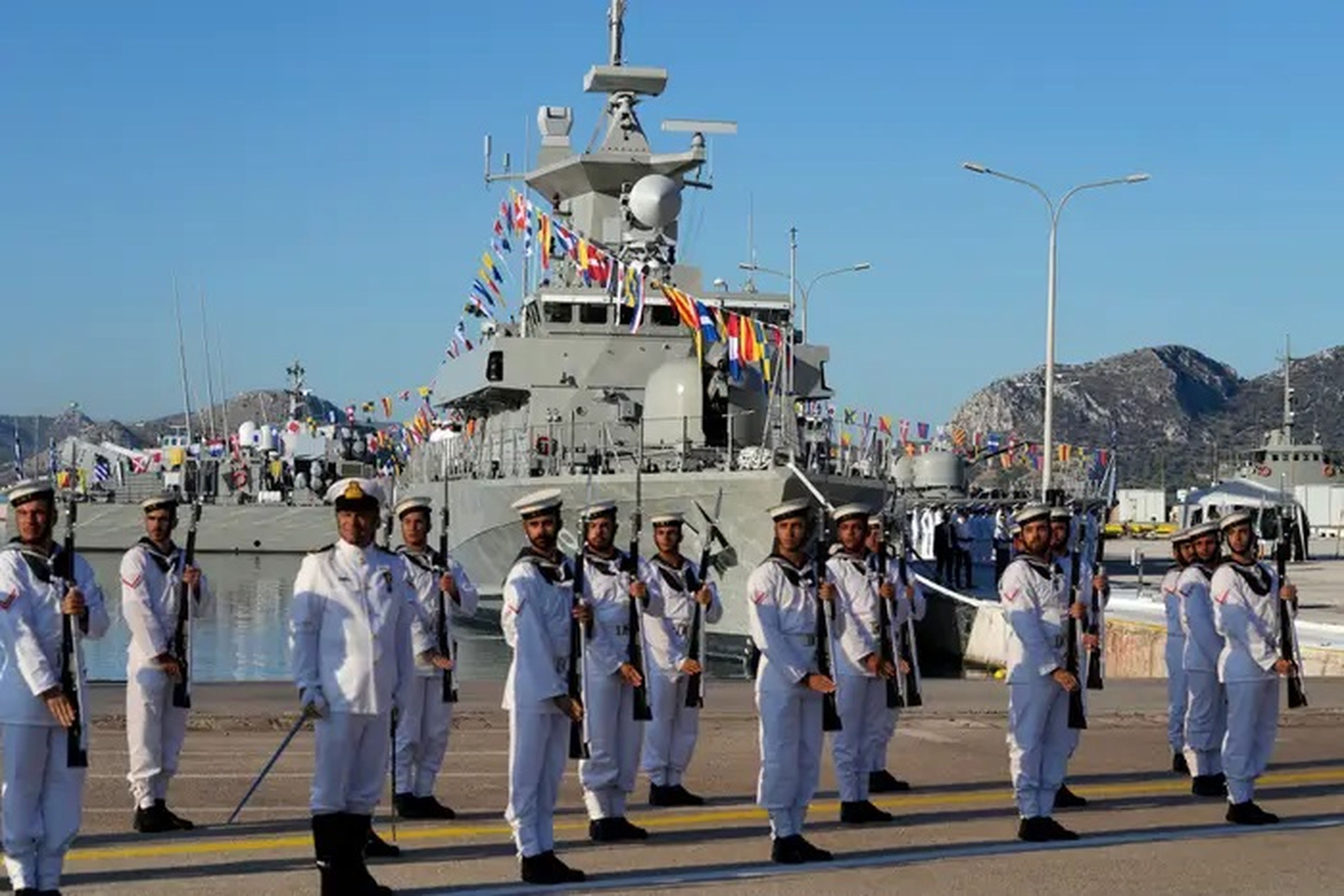 Marineros en la ceremonia de botadura del Lt. Vlachakos en una base naval cerca de Atenas, Grecia, en septiembre.