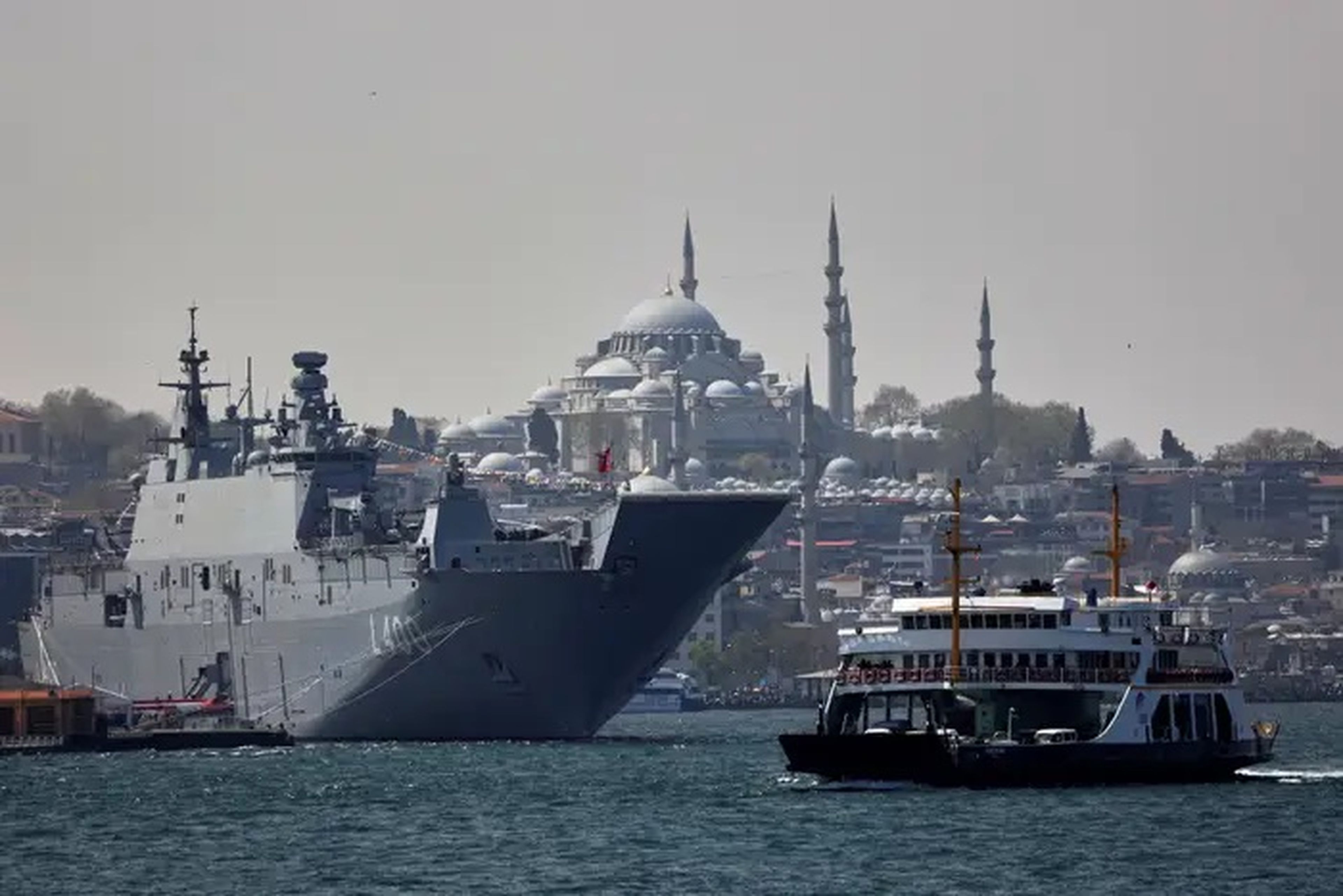 El TCG Anadolu, primer buque de asalto anfibio de Turquía, en Estambul en abril.