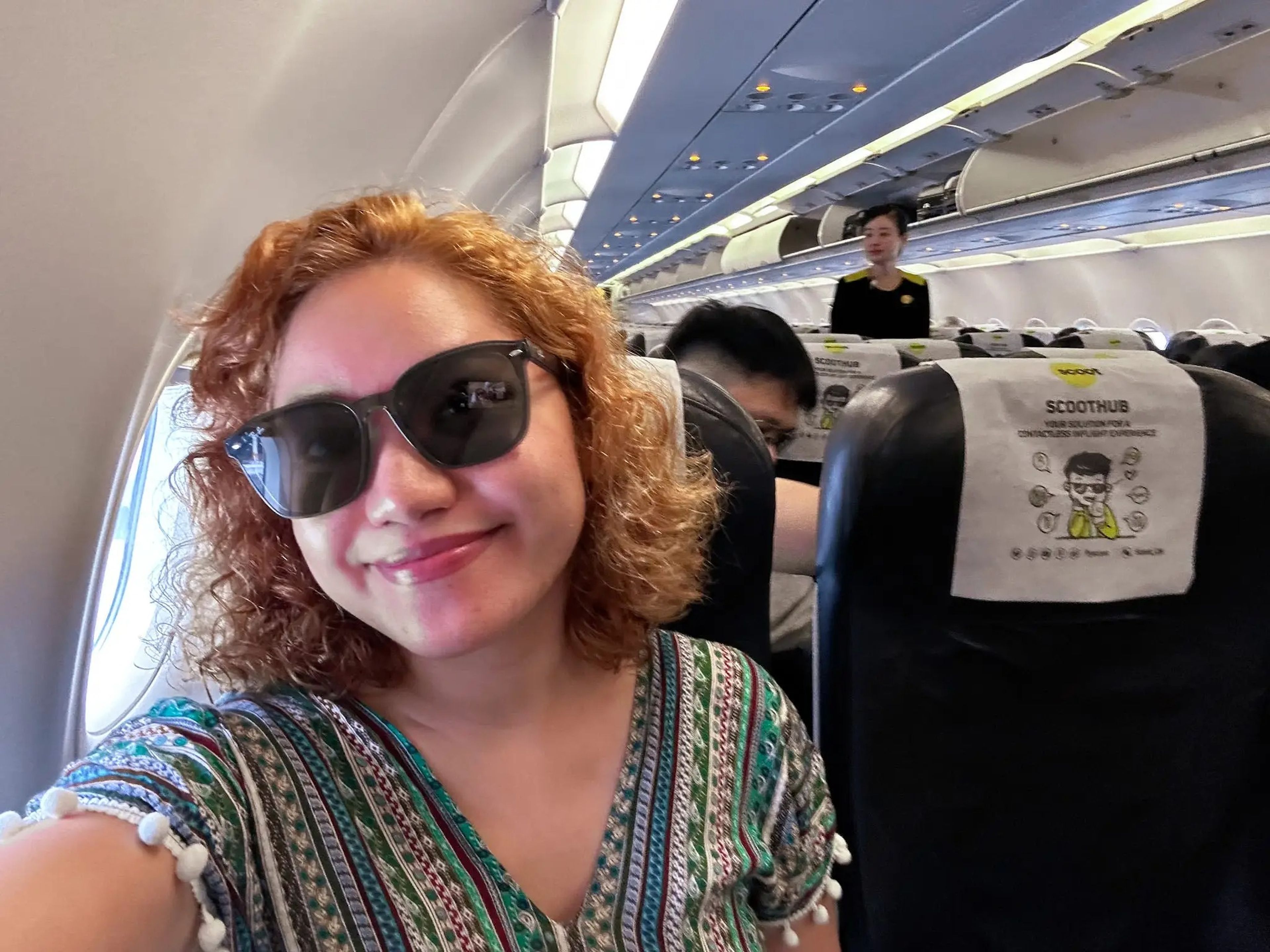 La autora en su asiento de la primera fila del avión.
