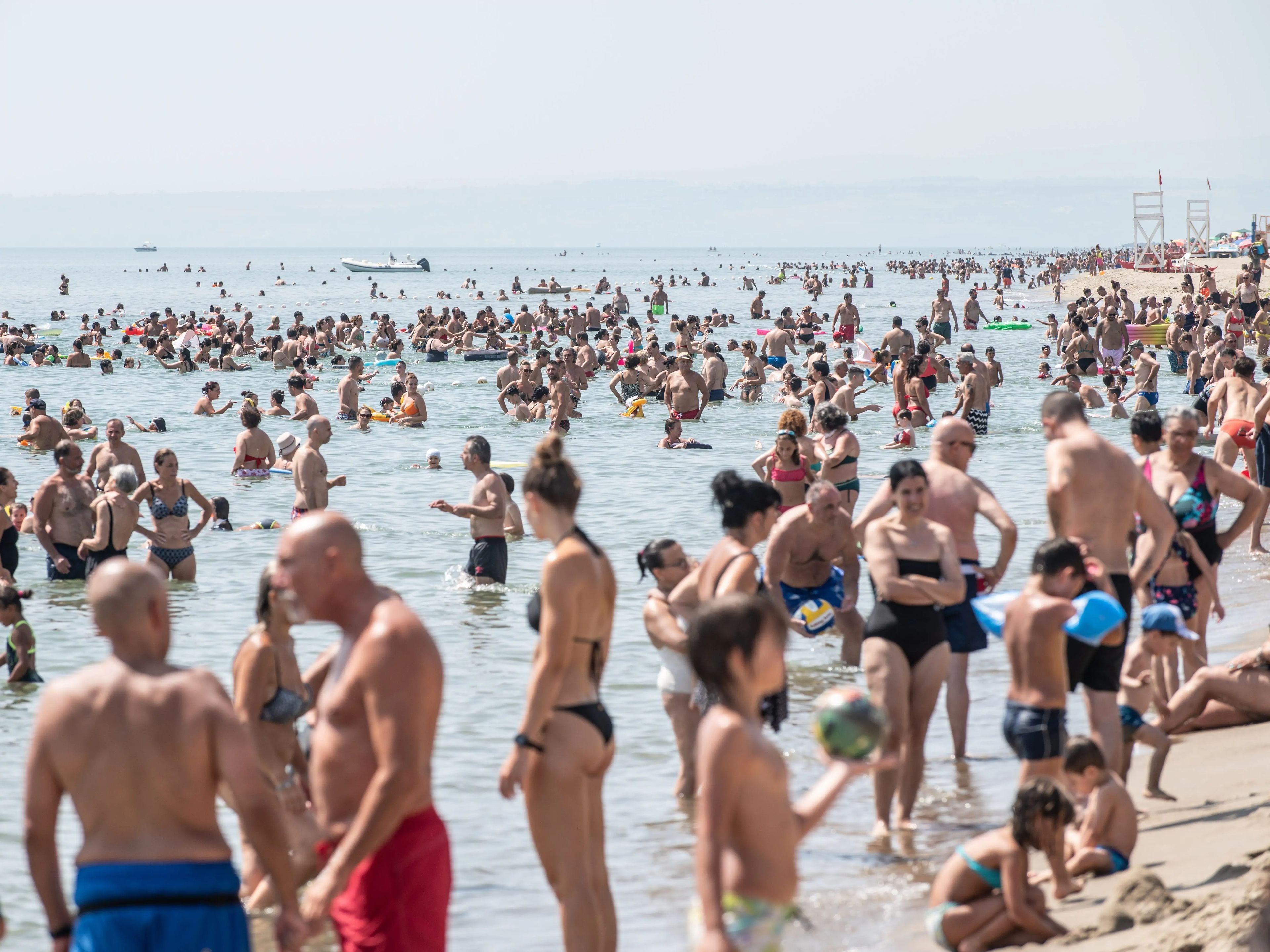 Los bañistas acuden al mar en Catania (Italia) para refrescarse en medio de una alerta por altas temperaturas, el 16 de julio de 2023.
