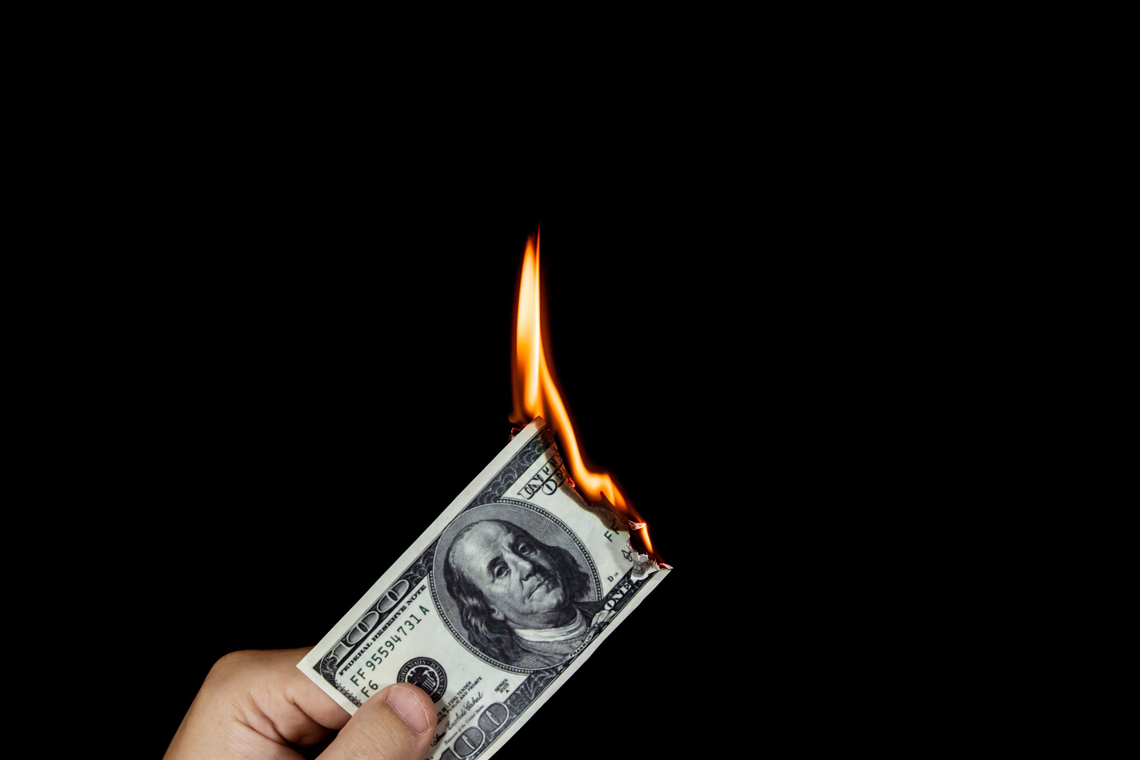 Un billete de dólar quemándose