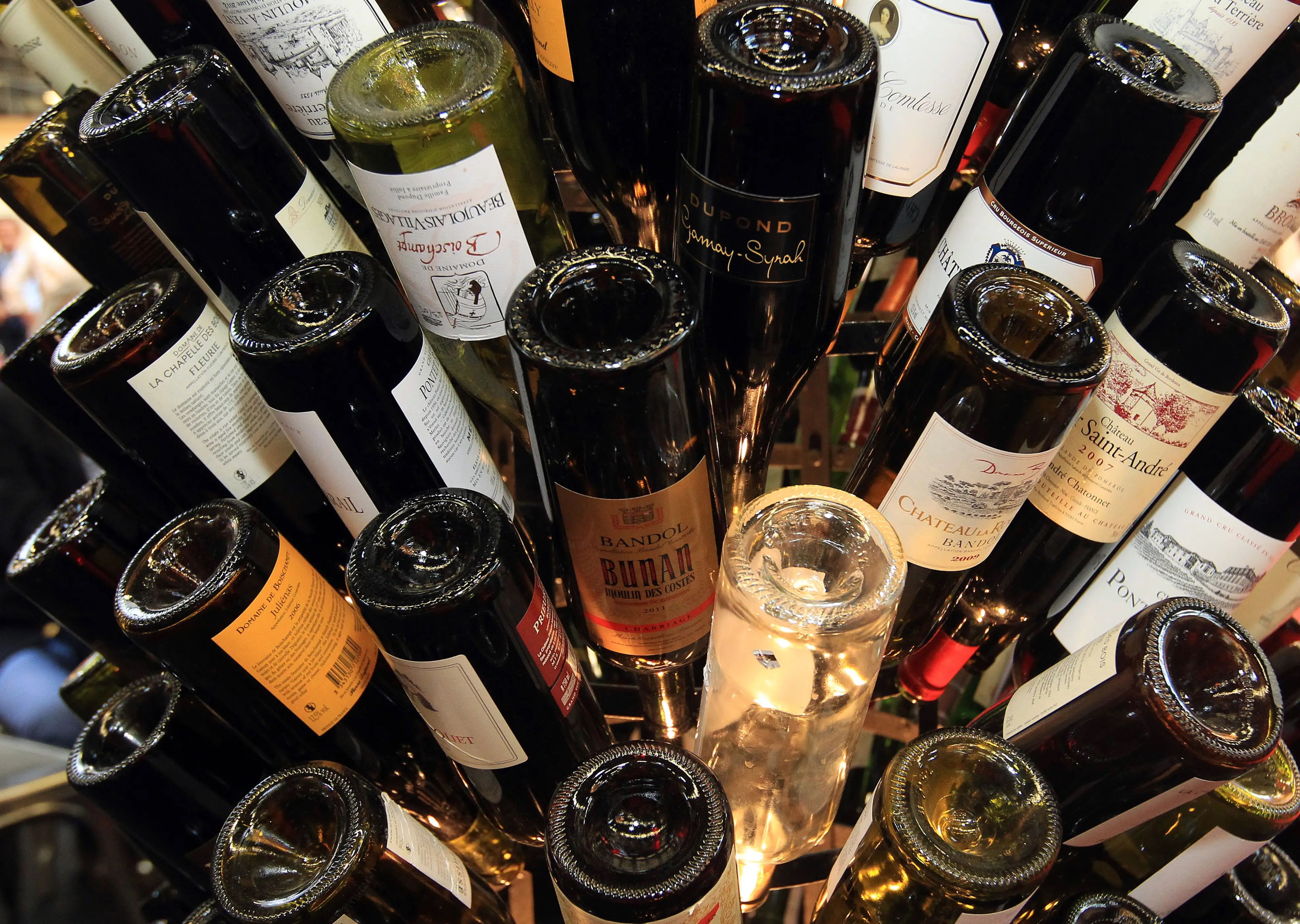 Botellas de vino expuestas en la feria internacional del vino de Burdeos, Francia.