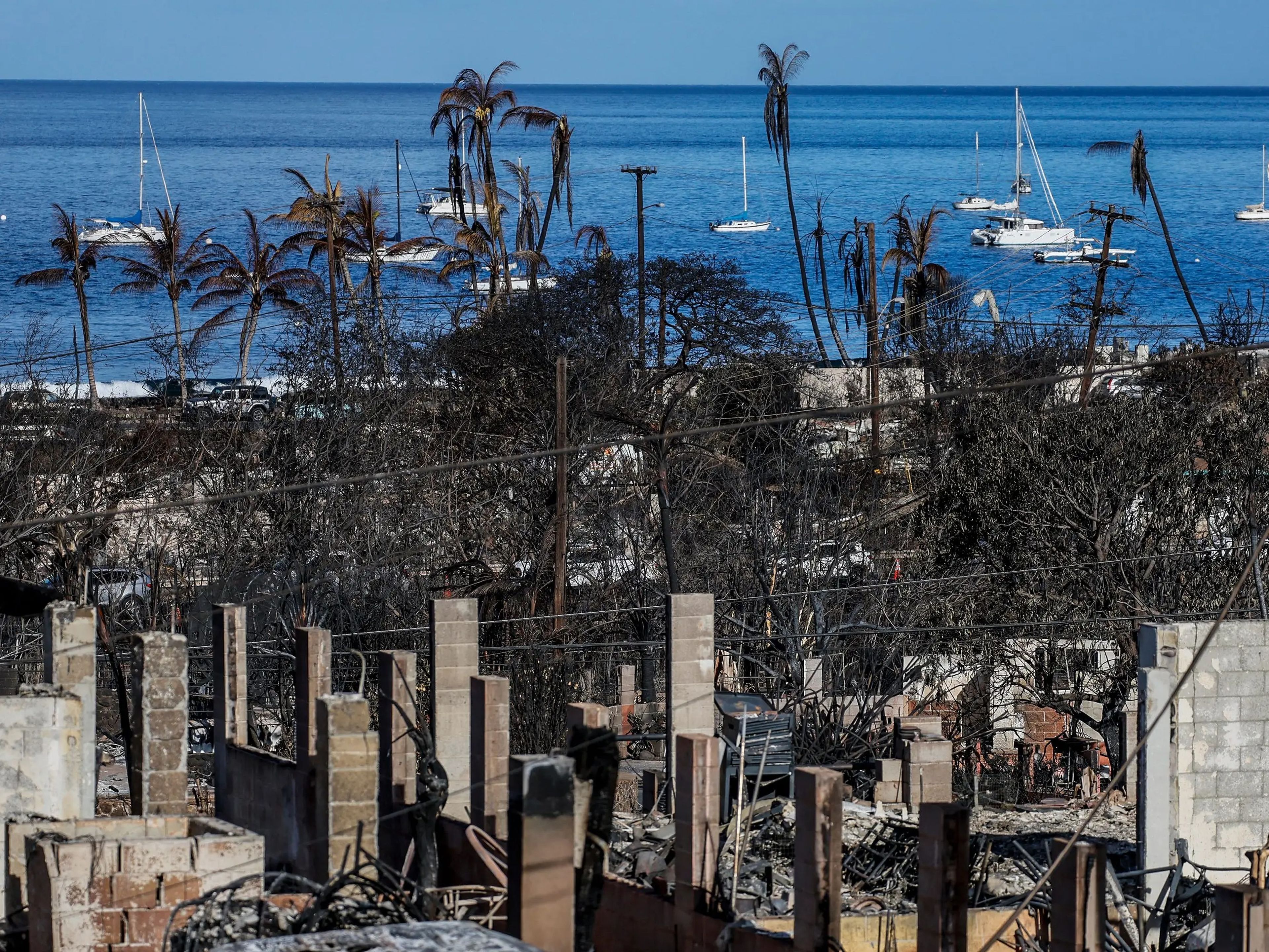 Restos quemados de casas y negocios en Lahaina, Maui, tras los devastadores incendios forestales del 16 de agosto de 2023.