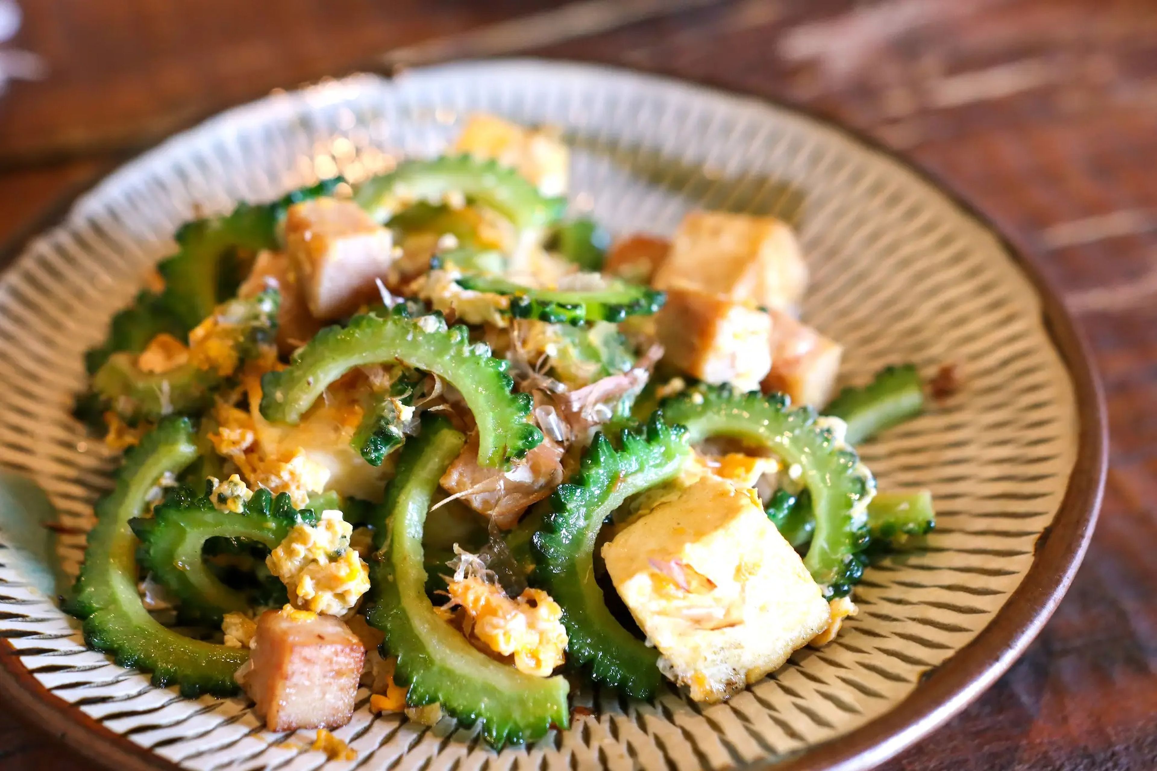 El plato salteado okinawense llamado chanpuru está repleto de artemisa.