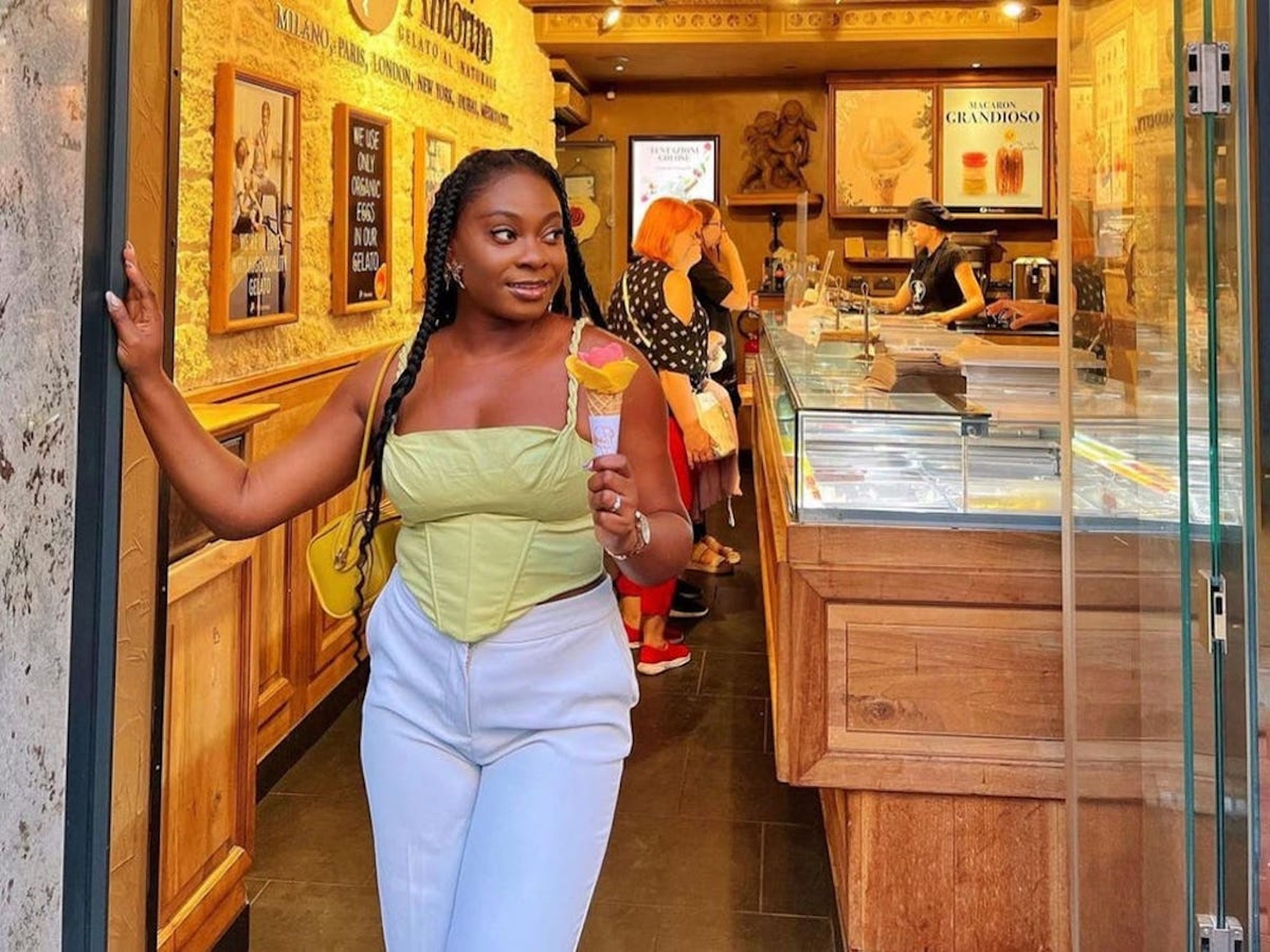 La creadora de contenido de viajes Jessica Ufuoma come helado en Italia, uno de los 50 países que ha visitado. 