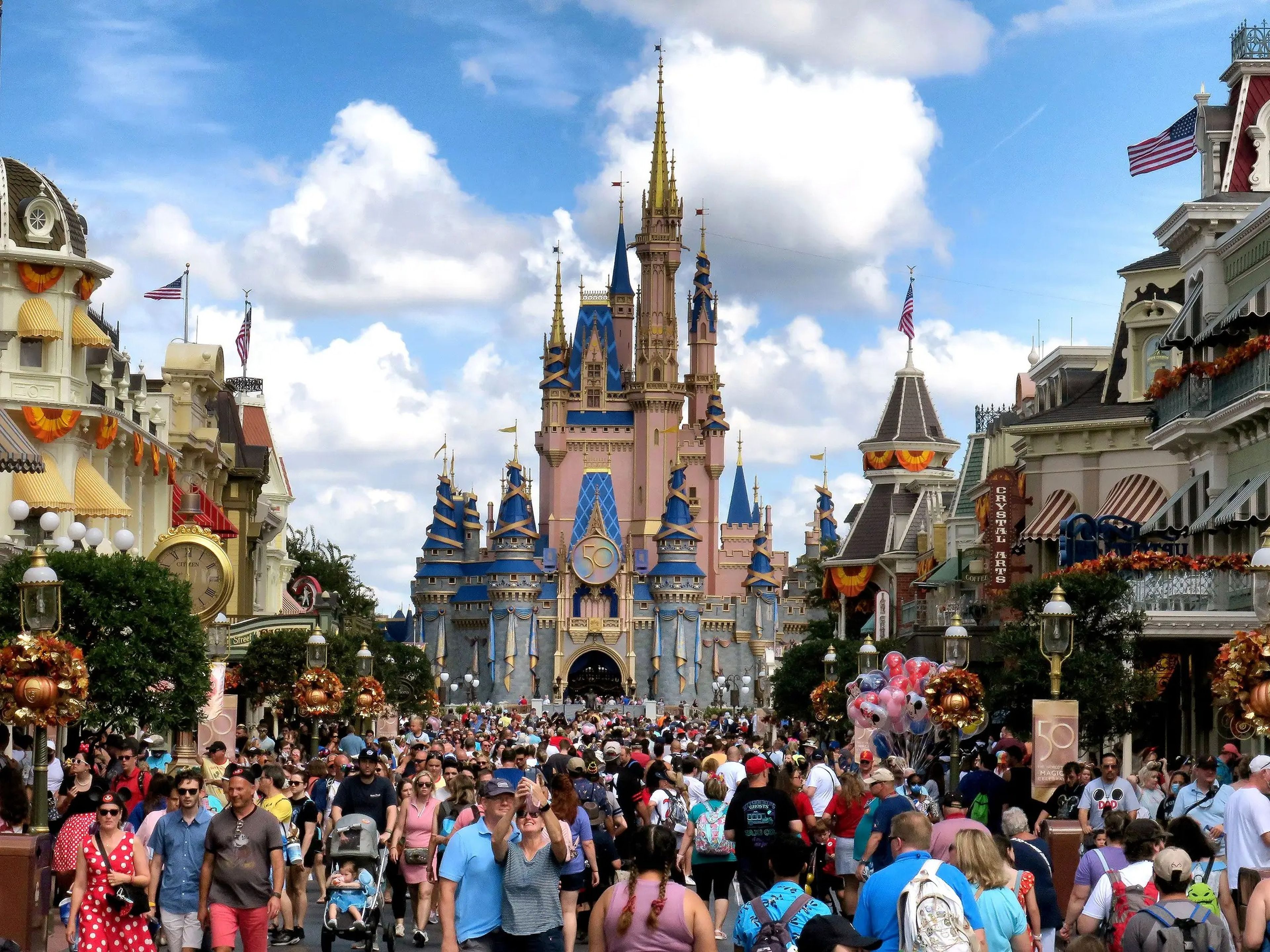 La gente llena Main Street USA frente al Castillo de Cenicienta en Magic Kingdom en el 50 aniversario de Walt Disney World.