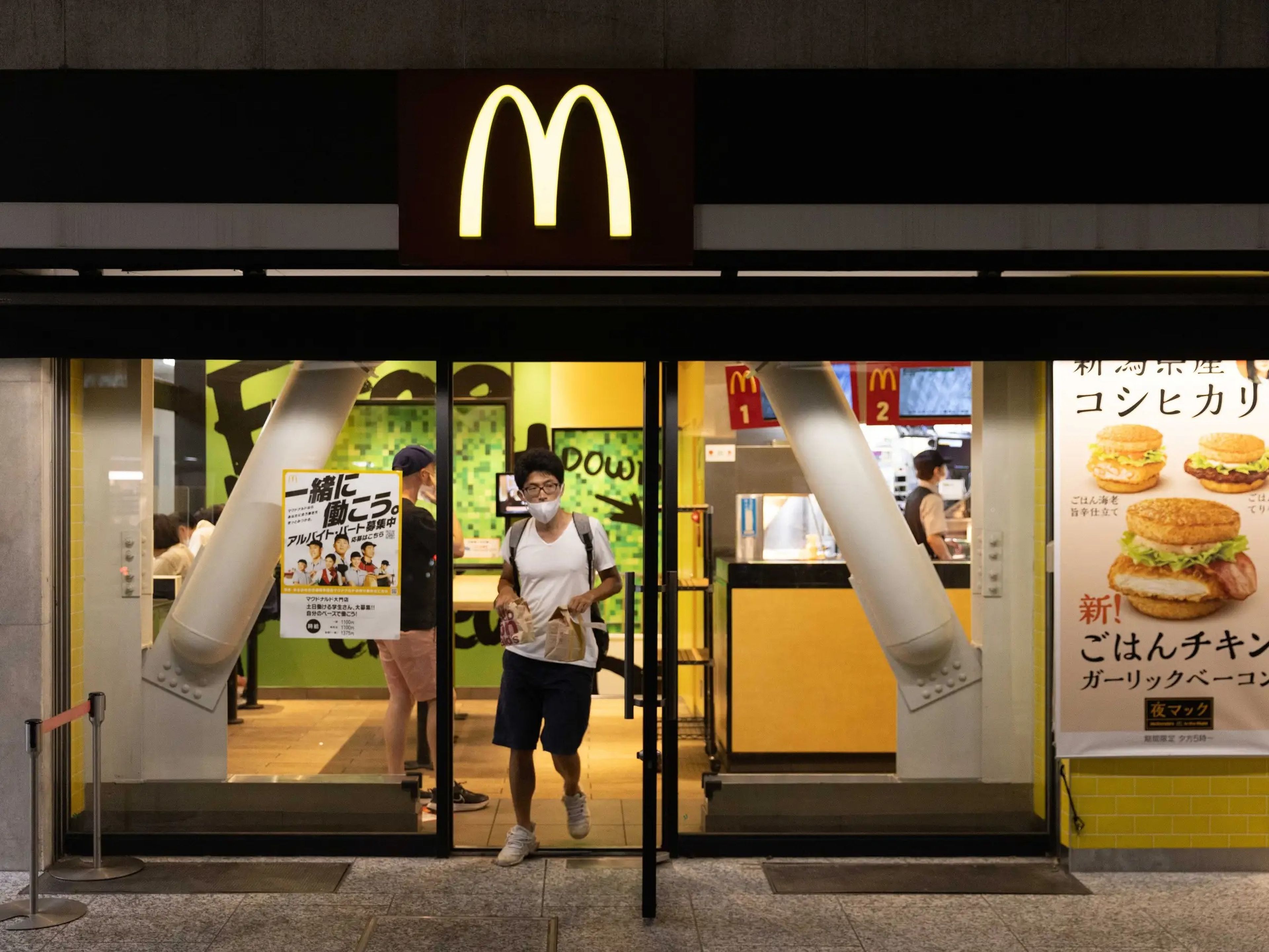 Persona en el McDonald's de Tokyo