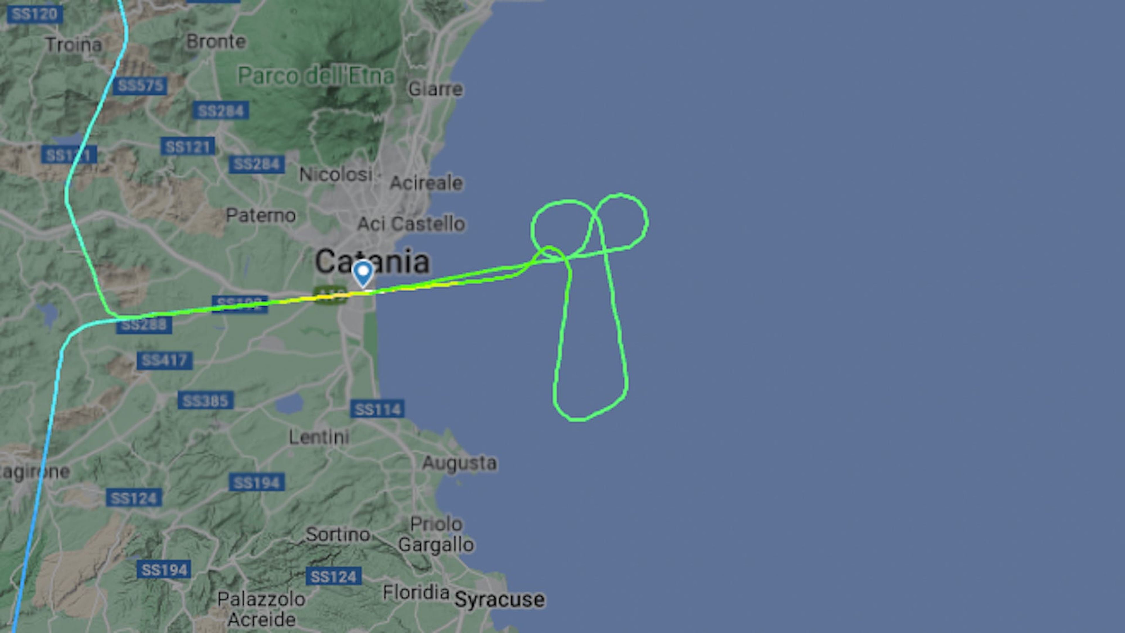 Los datos de seguimiento de vuelo de Flightradar24 muestran la trayectoria de vuelo en forma de pene en el cielo de la costa este de Sicilia.