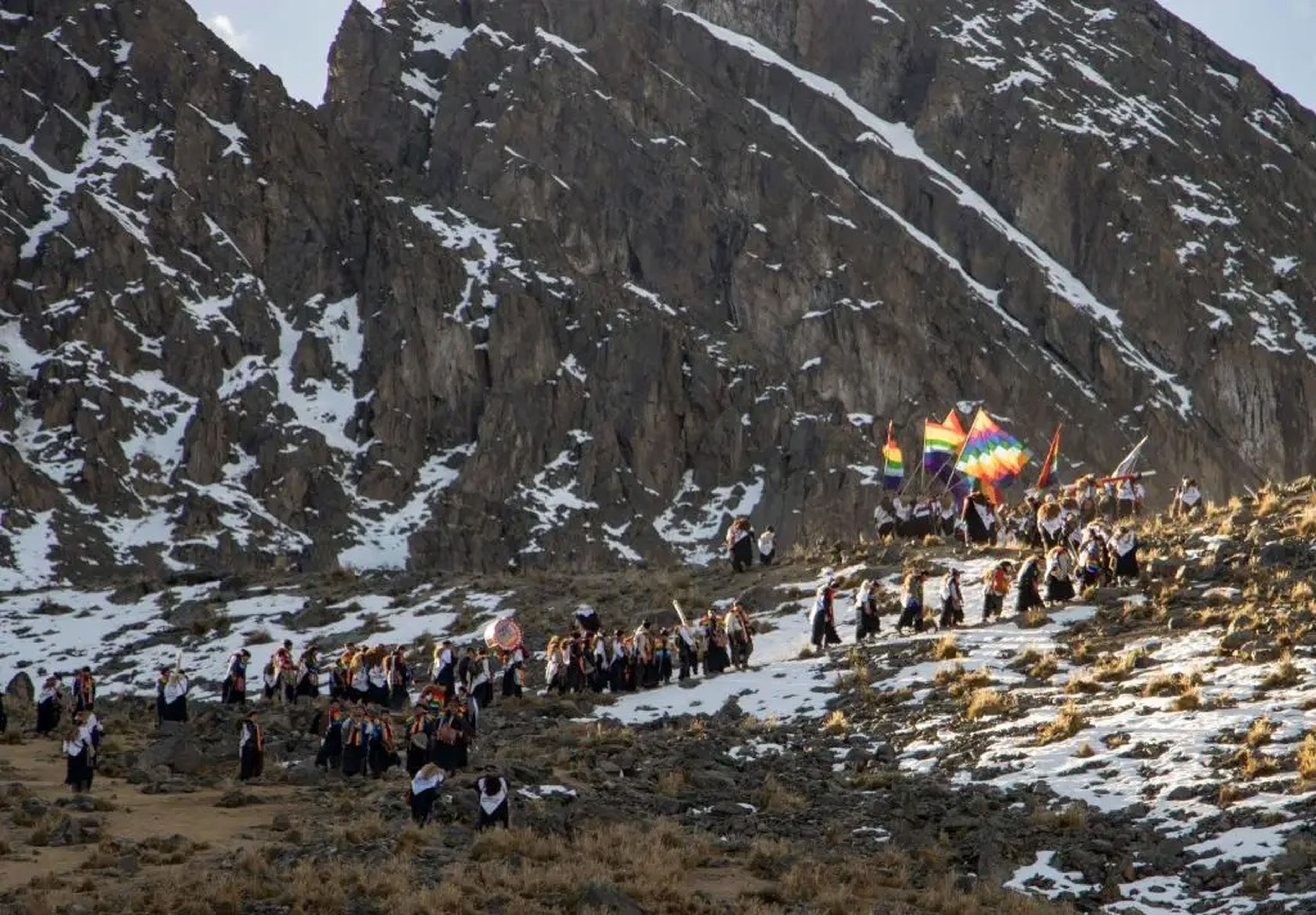 Las naciones indígenas de América del Sur celebran una festividad religiosa que data del siglo XVIII escalando las faldas del Monte Sinakara.
