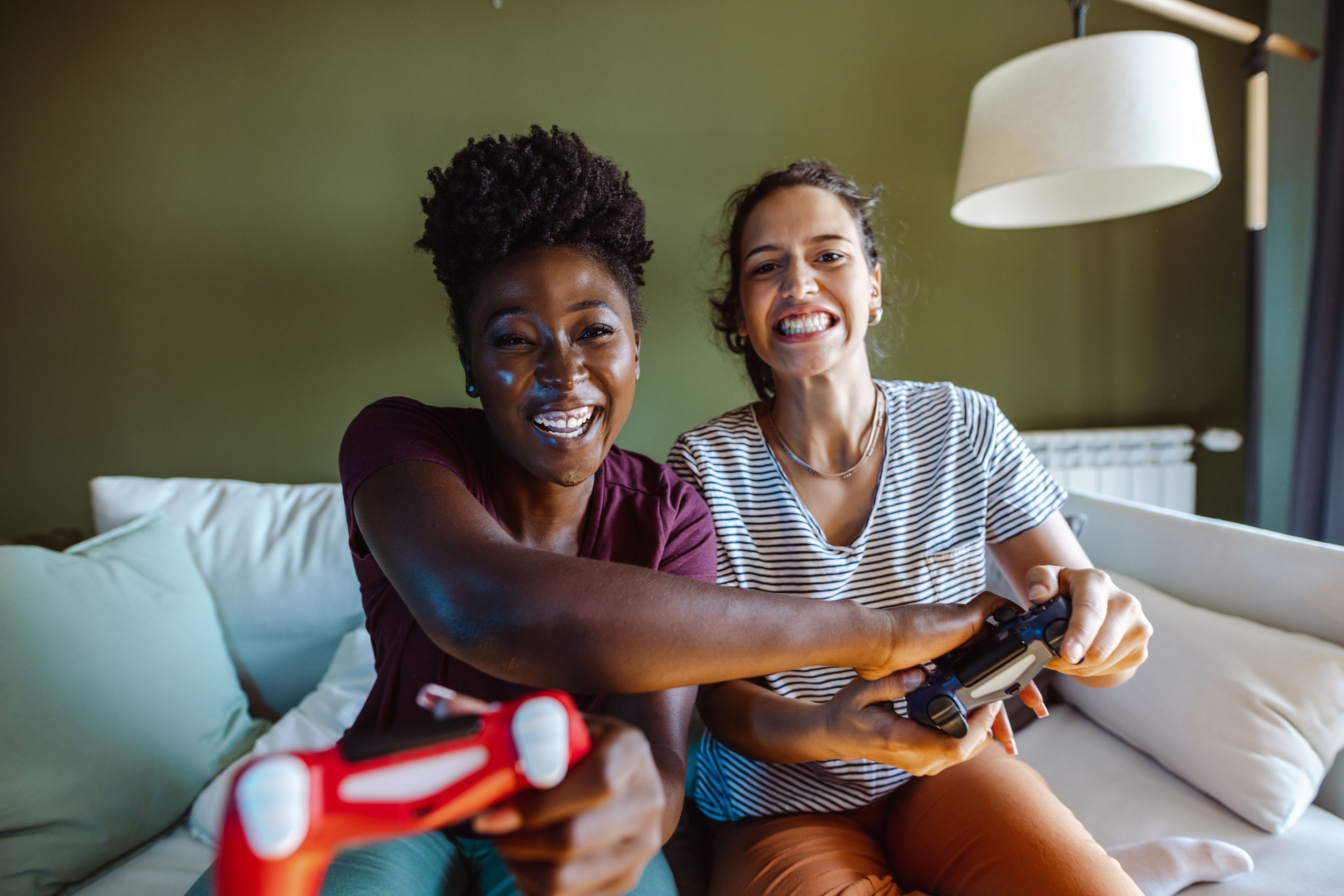 Dos mujeres jugando a videojuegos