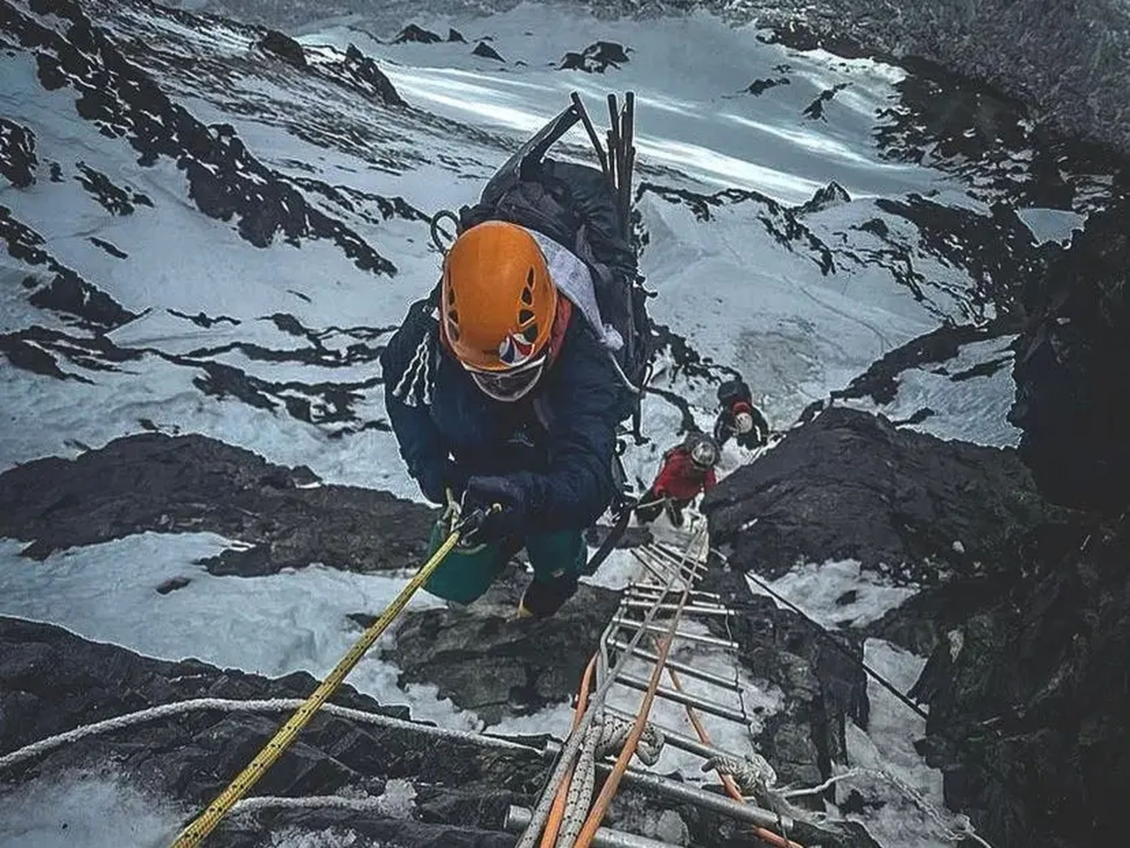 Escaladores subiendo el K2. 