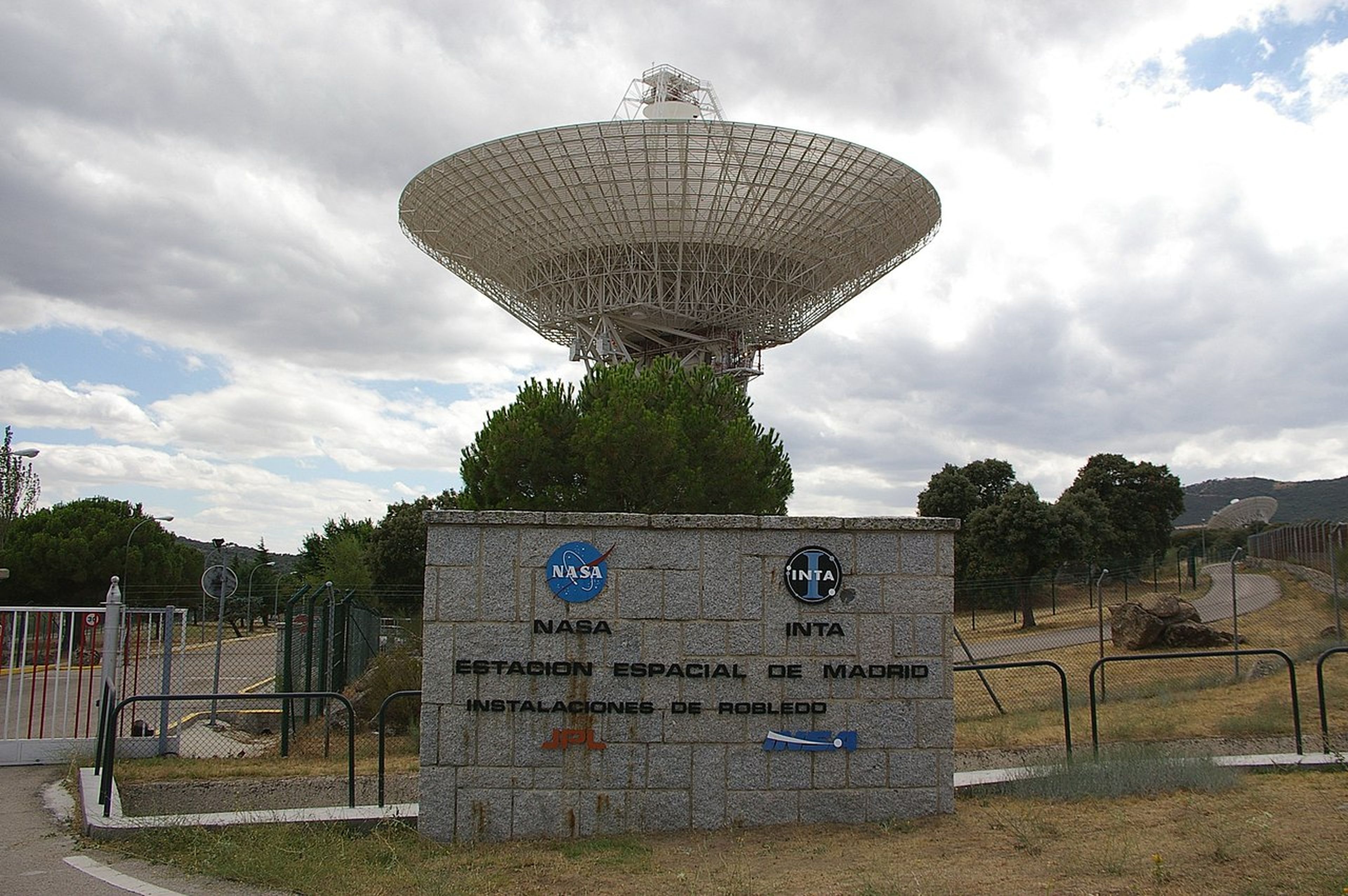 Vista del complejo de Robledo de Chavela (Madrid), y su antena de 70 metros, en torno a la cual han sido frecuentes muchos avistamientos.