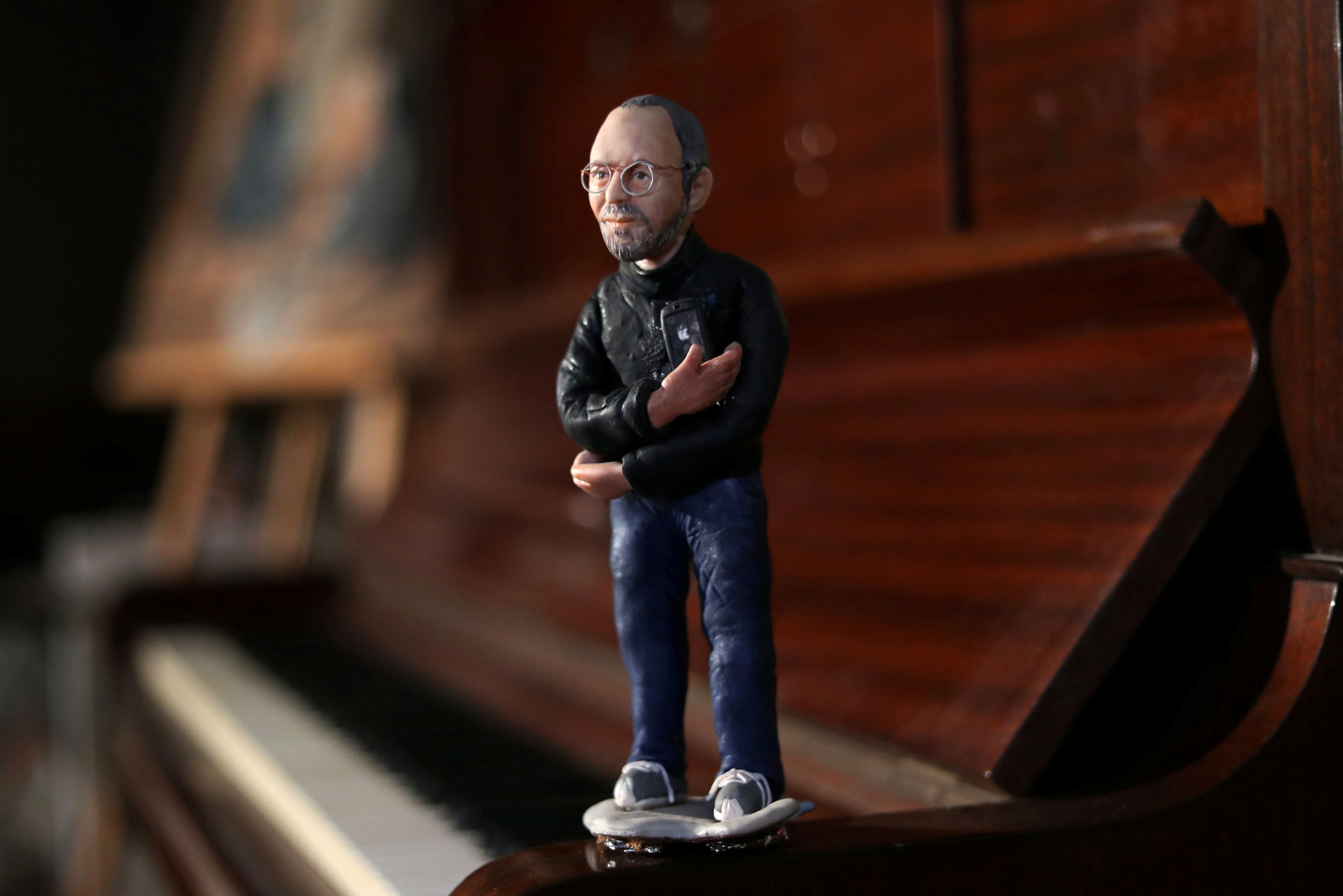 Figura de Steve Jobs, sobre un piano