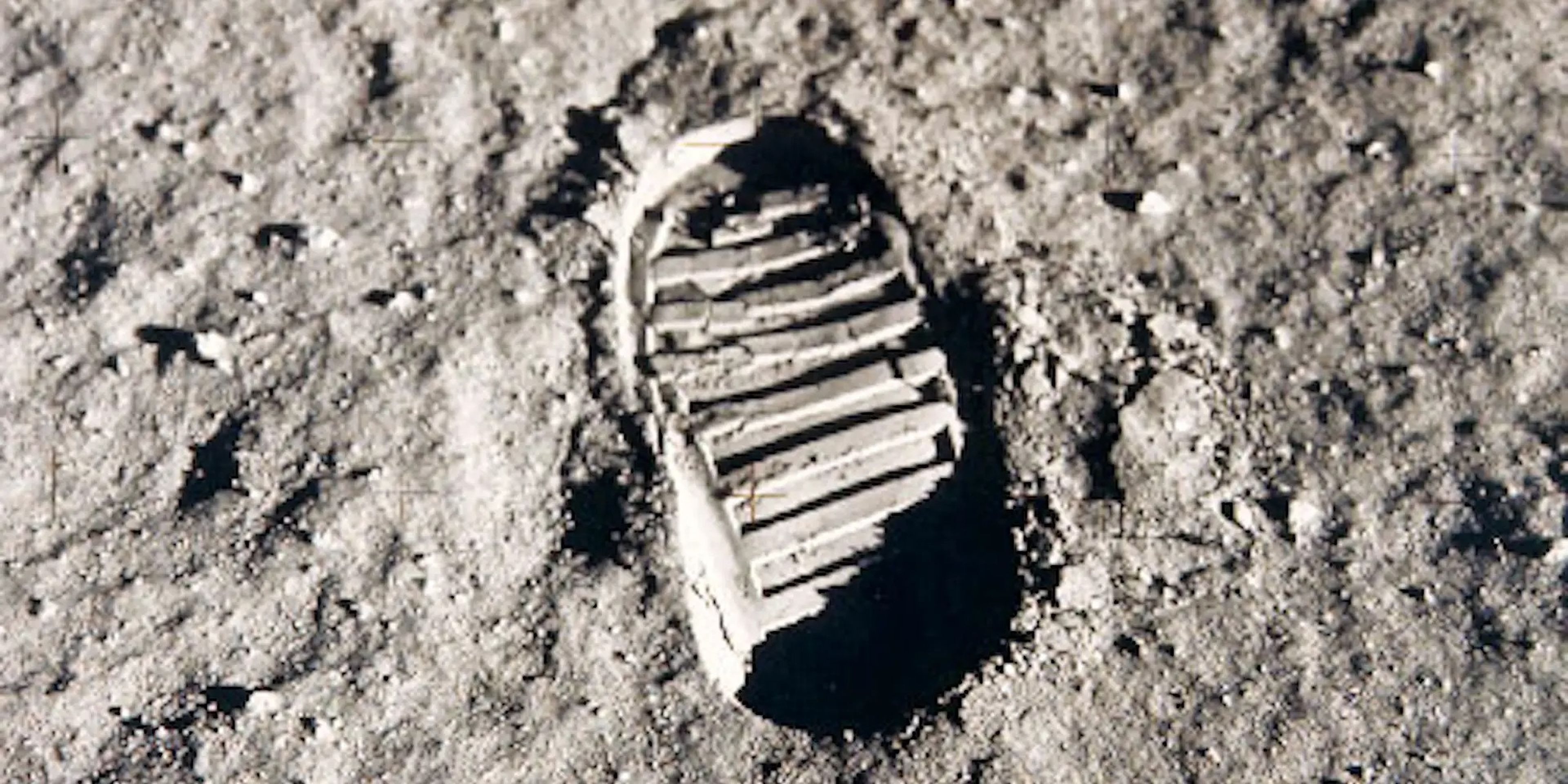 Huella de astronauta en la superficie lunar.