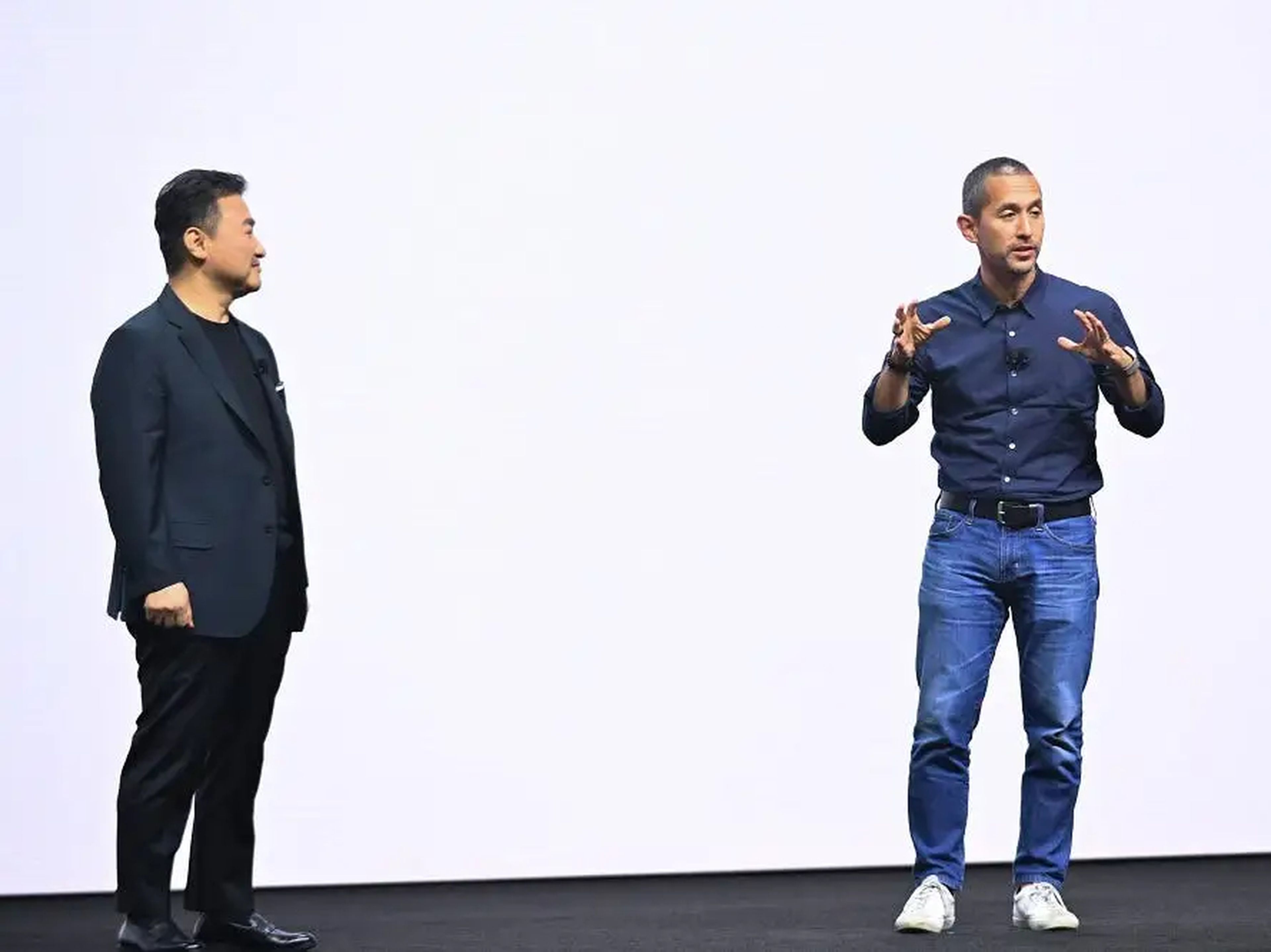 Hiroshi Lockheimer, de Google, a la derecha, en el escenario del evento Unpacked 2023 de Samsung.