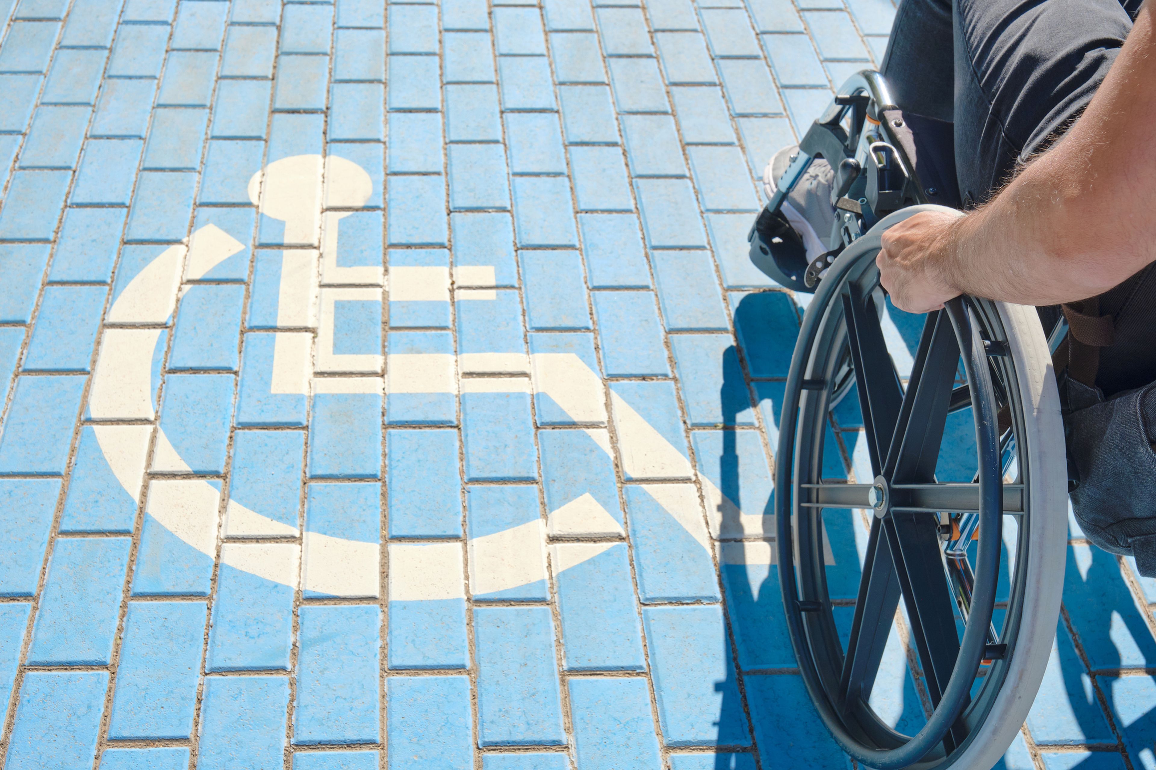 Hombre con discapacidad en silla de ruedas, señal