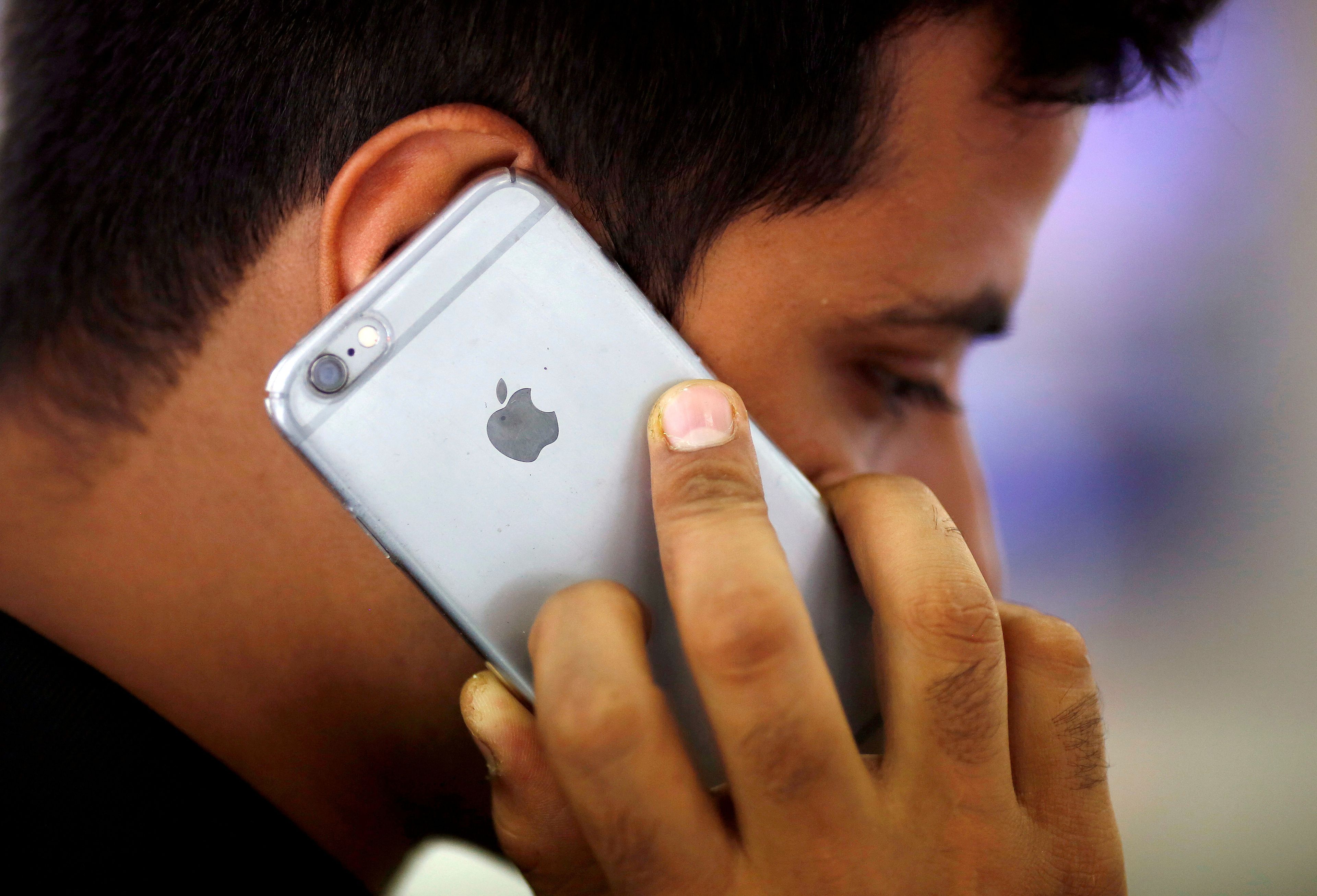 Hombre habla con un iPhone en una tienda en Nueva Delhi (India)