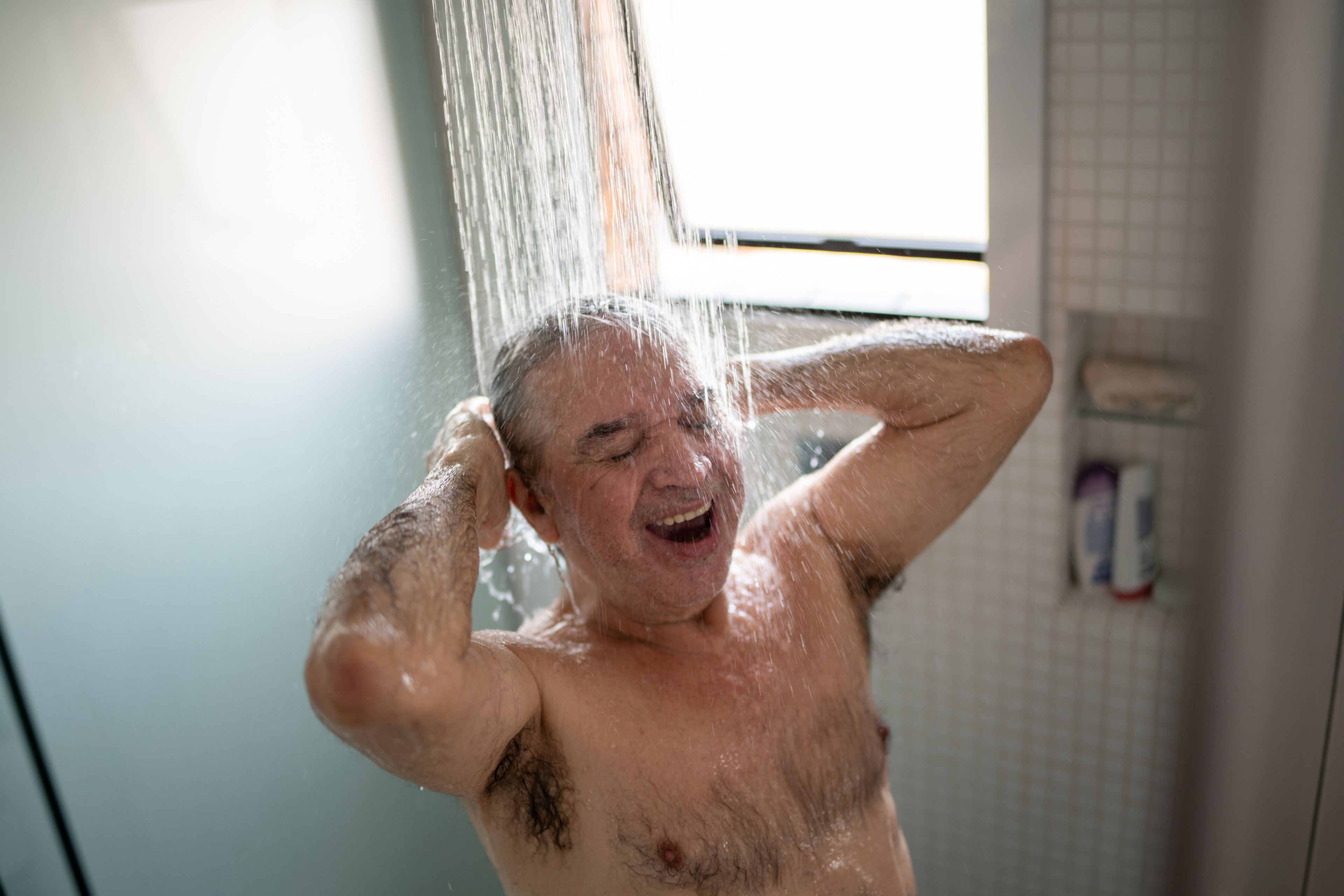 Un hombre muy contento en la ducha.