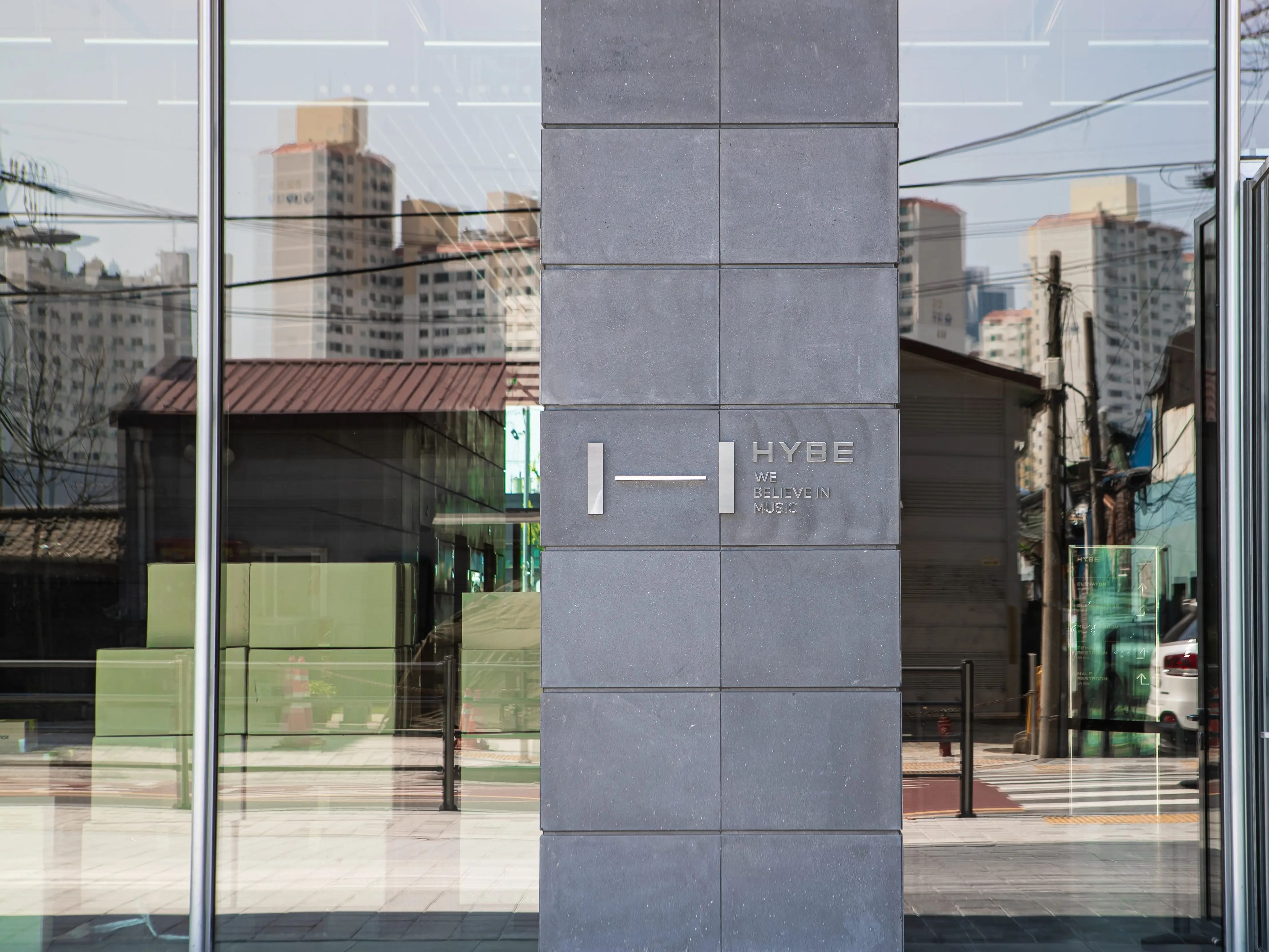 El conglomerado surcoreano de entretenimiento Hybe compró Ithaca Holdings, de Braun, por más de 1.000 millones de dólares en 2021.