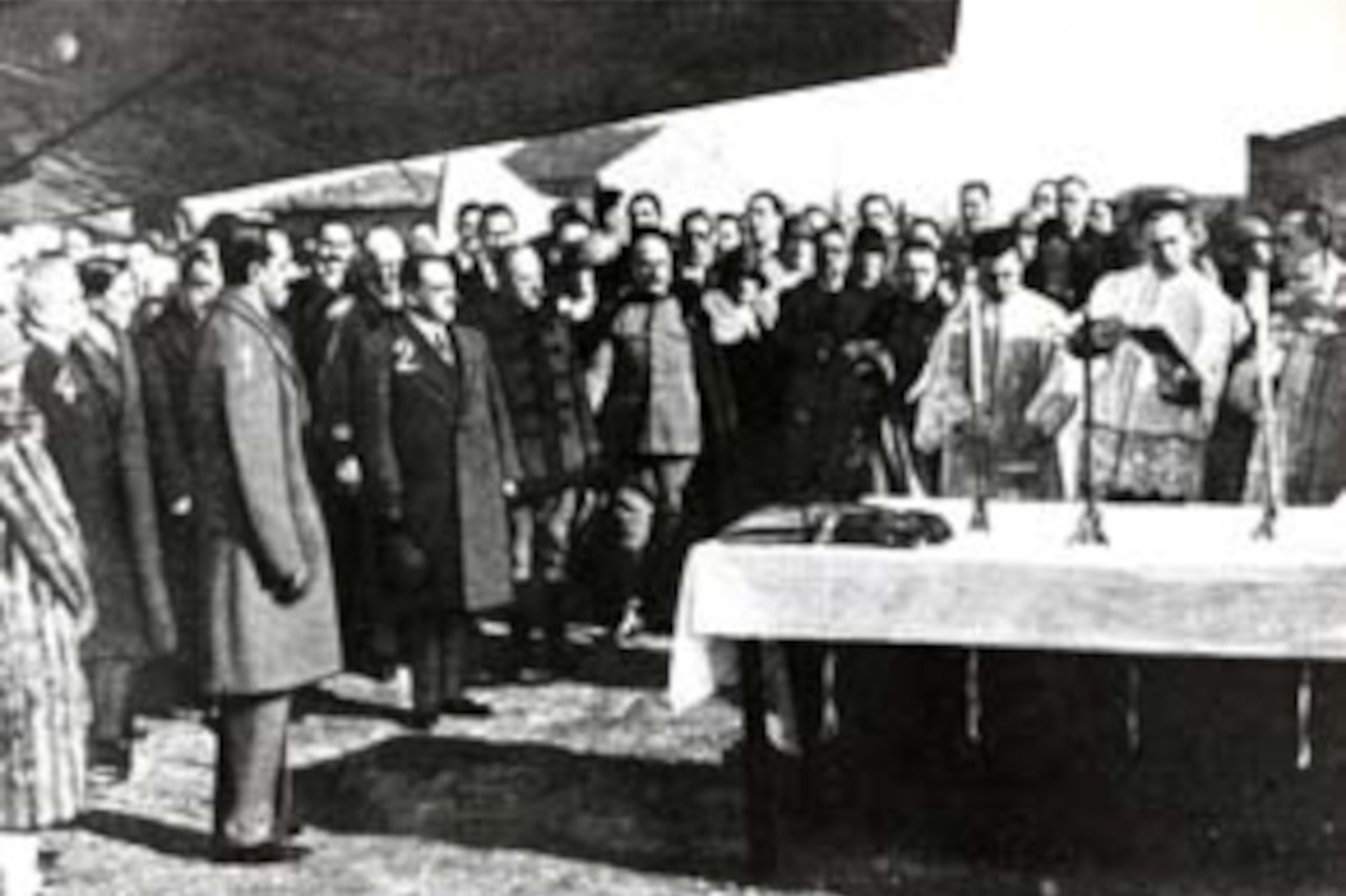 En primer término, el rey Alfonso XIII presidiendo el acto de inauguración del primer vuelo de Iberia.