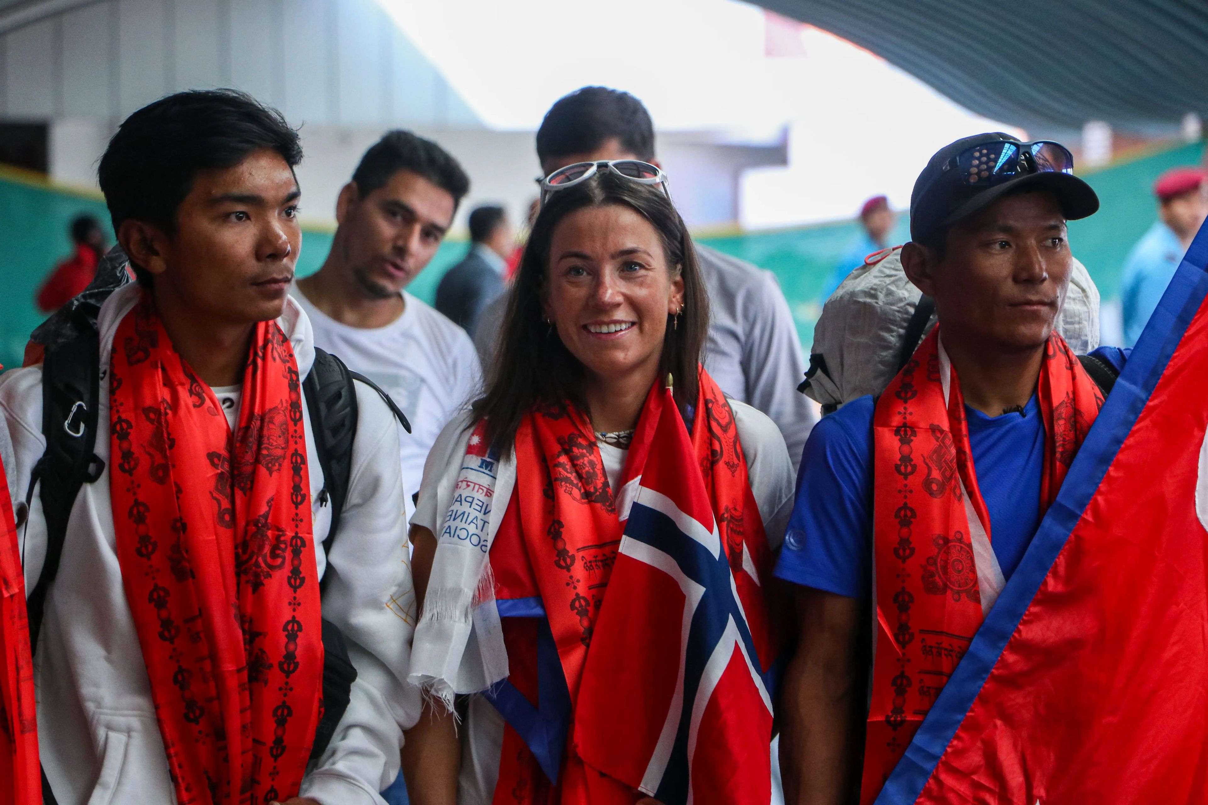 Kristin Harila y Tenjen Sherpa establecieron el récord de la cumbre más rápida de los 14 picos de 8.000 metros del mundo. Junto a ellos está Nima Rinji Sherpa, que está batiendo récords como el alpinista más joven en hacer cumbre en ochomiles.