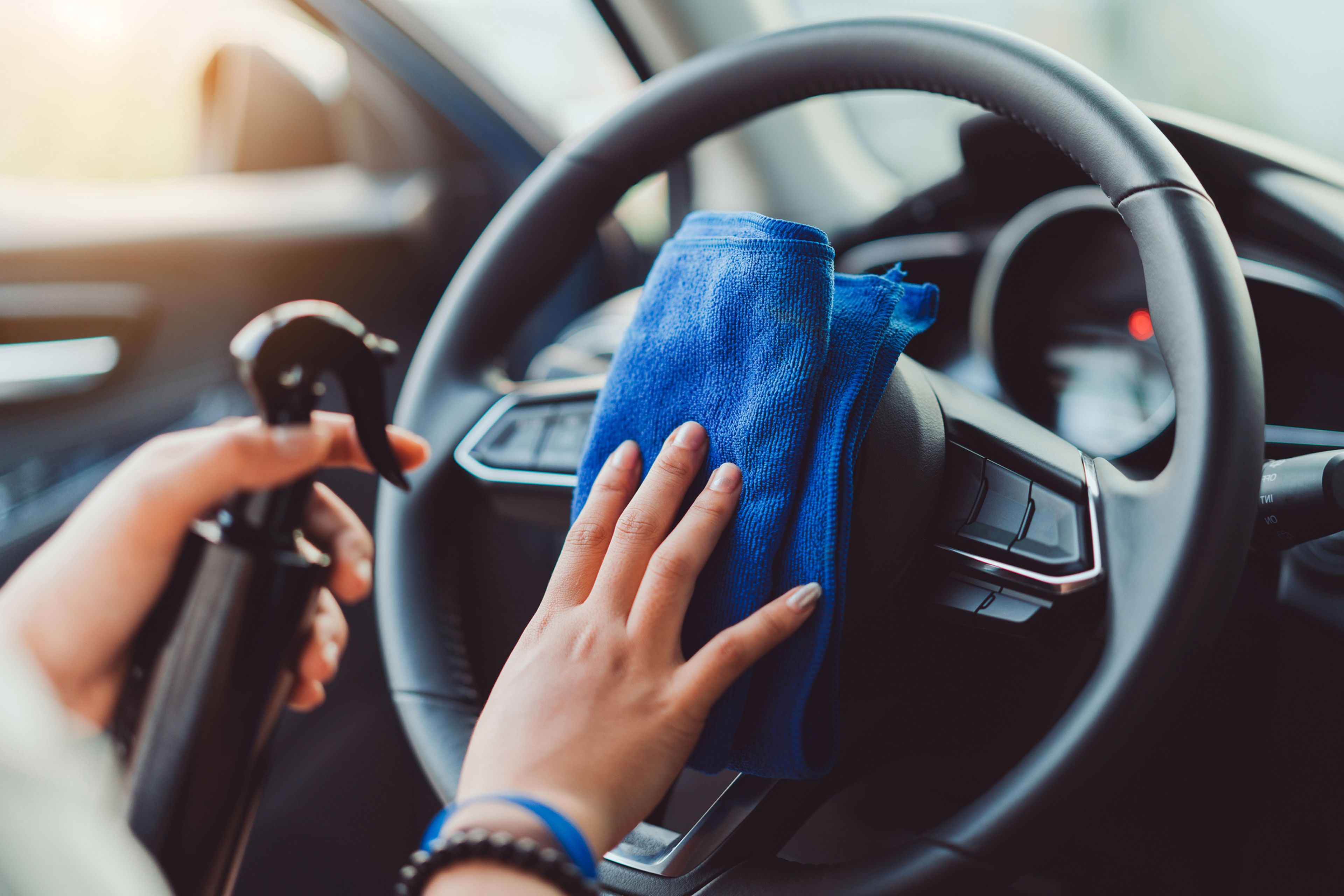 Cómo limpiar el volante del coche con productos que tienes por