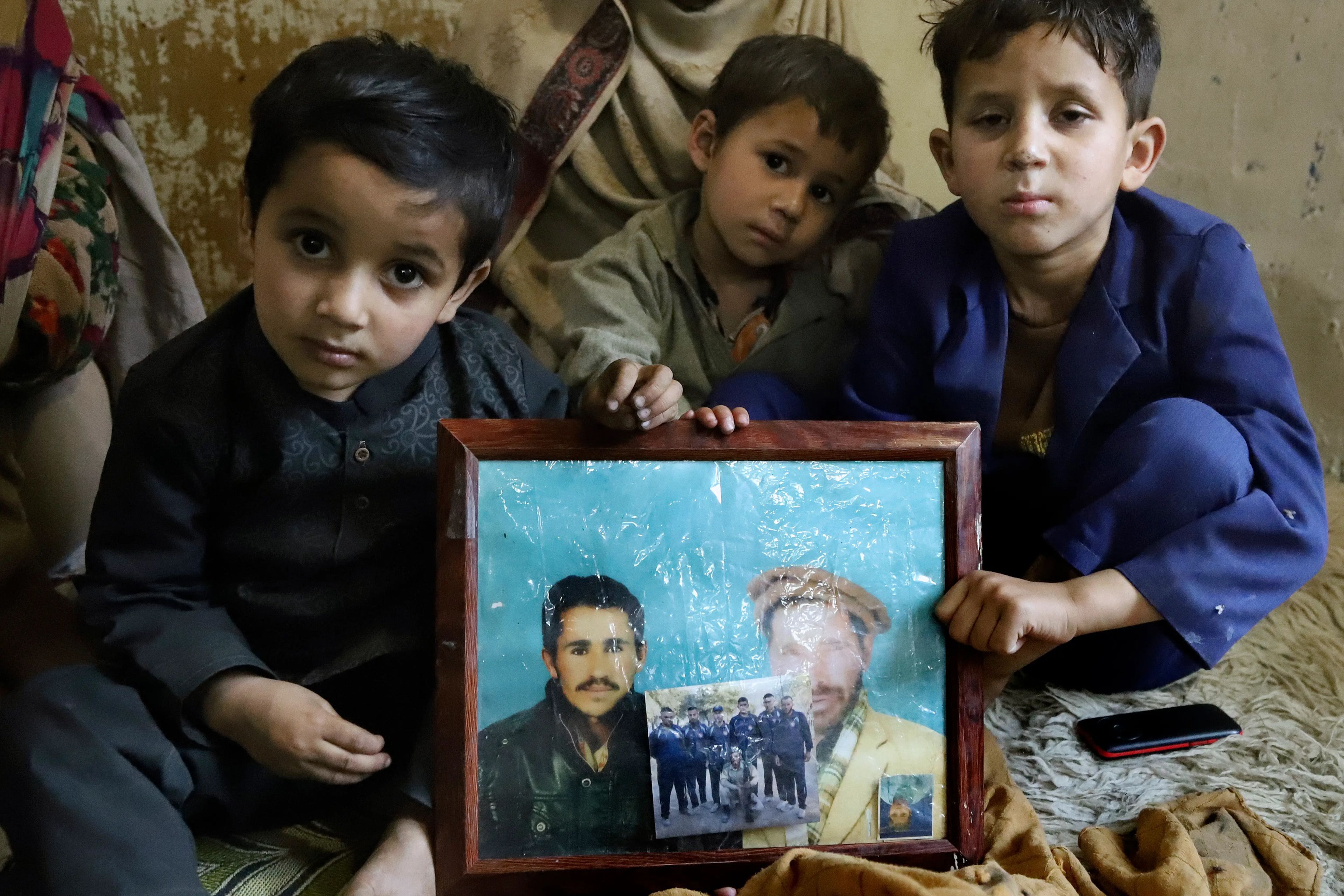 Mohammad deja tres niños pequeños y una viuda en Tisar, Pakistán.